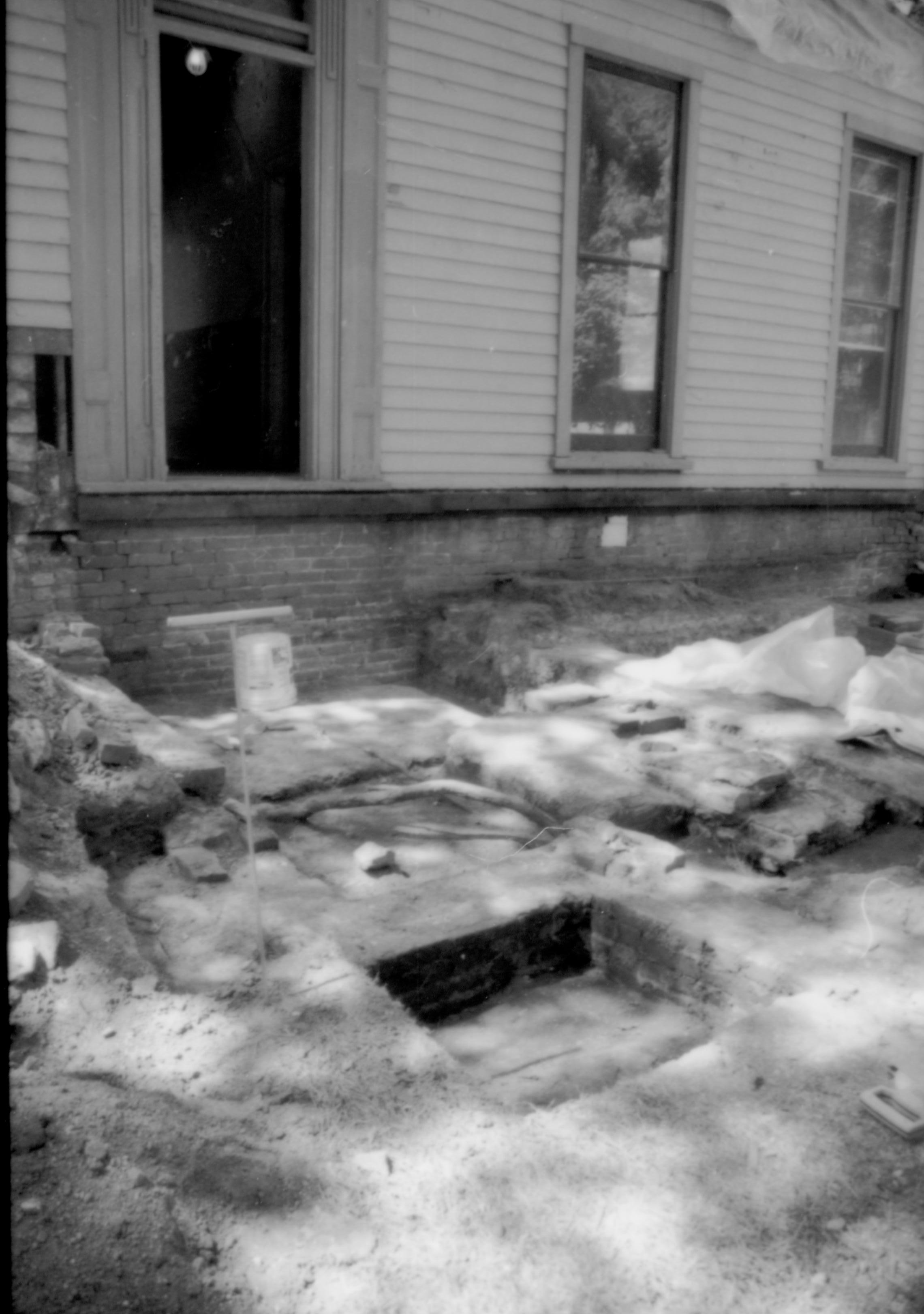 Dubois House, archeology excavation on east facade Lincoln Home NHS- Dubois House, 1998-7C, exp 19 Dubois House, excavation