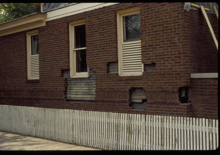 Exterior 101- Clapboards LIHO NHS- Arnold House, HS-20 Roll #1 7/17-7/23/96, exp 12 Arnold House, restoration