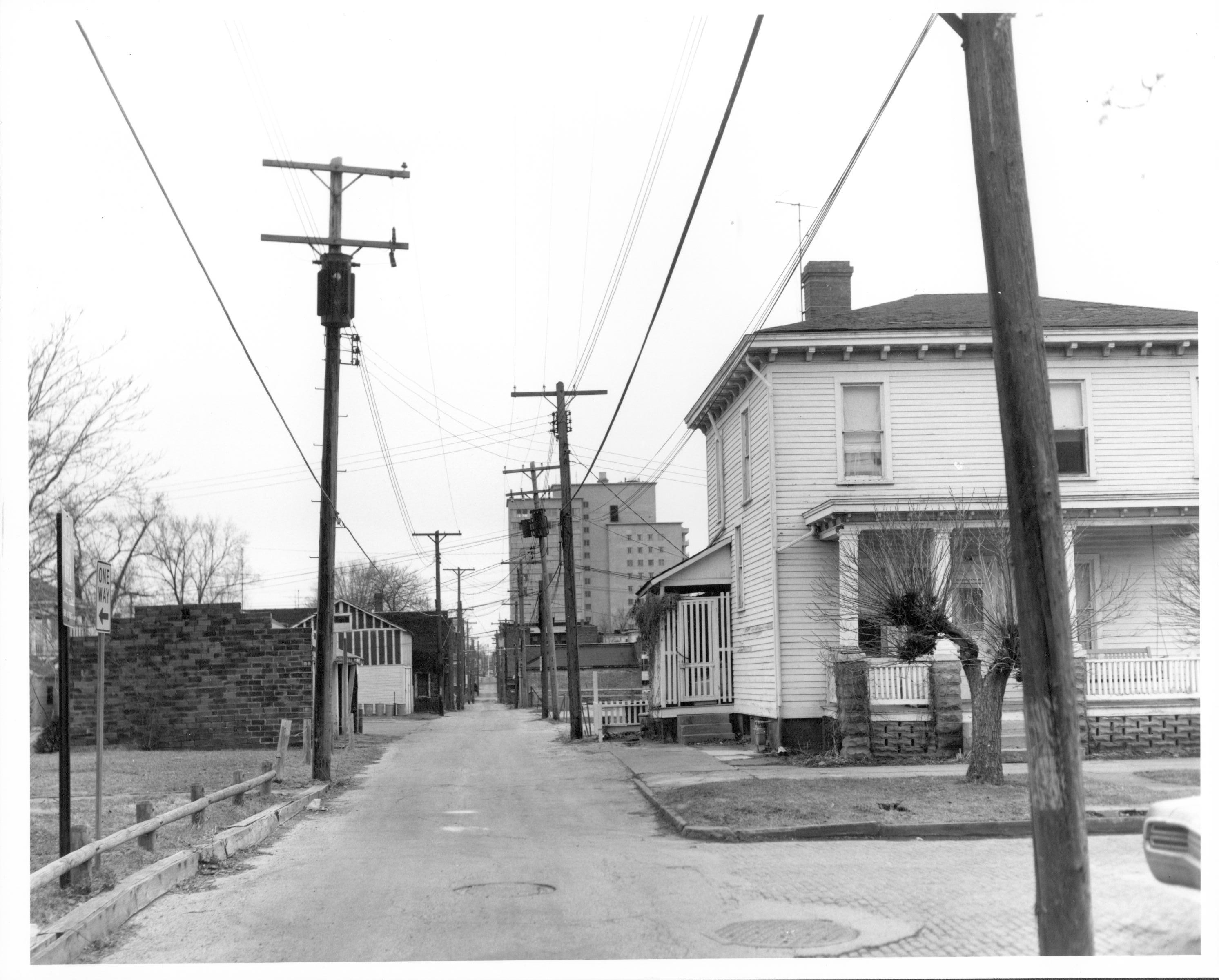 01-113 Alley at Jackson looking at Edward between 7th and 8th Lincoln Home NHS- Various Neighborhood locations, neg #3 class 2000 neighborhood, alley