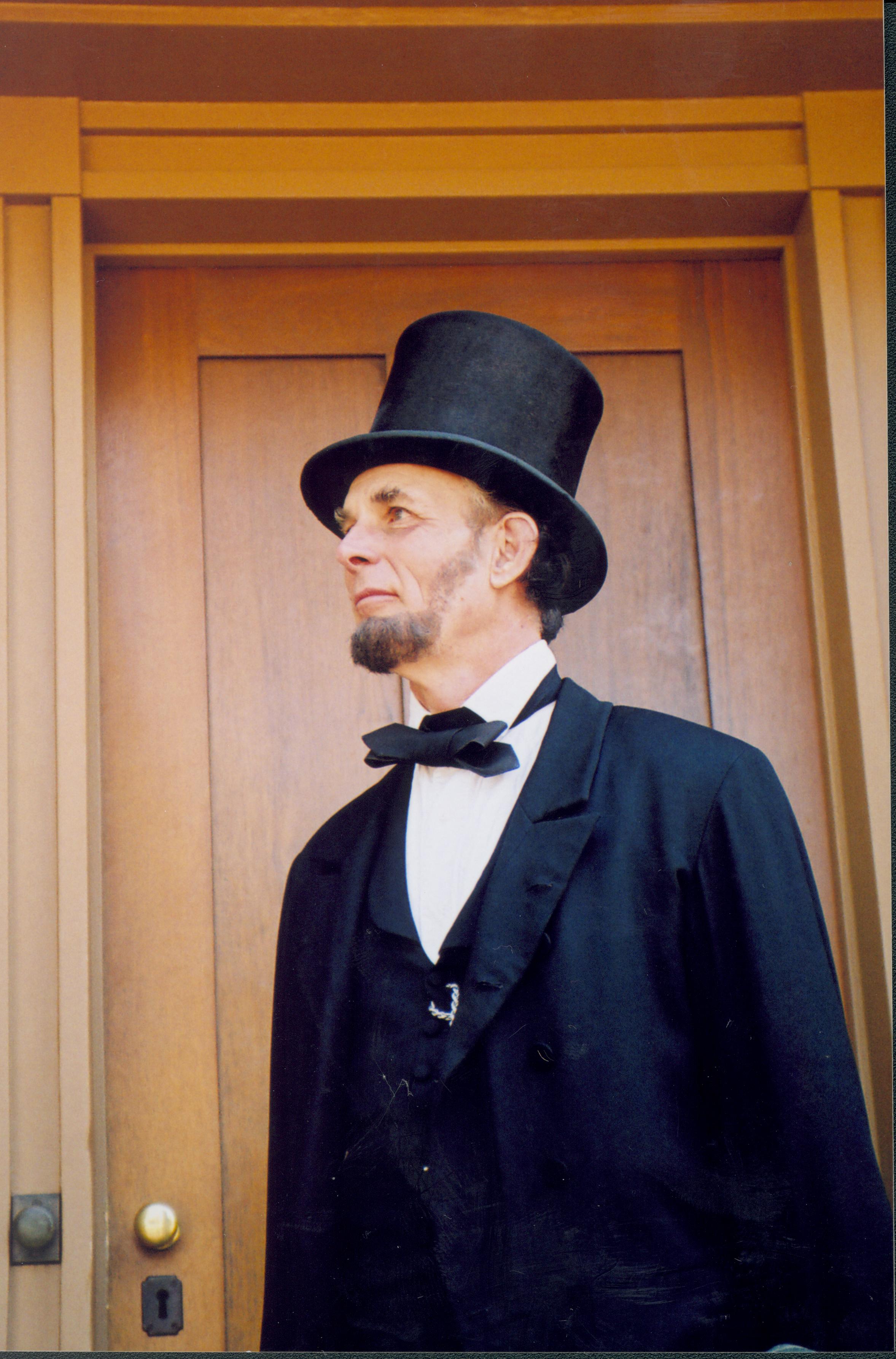 NA Lincoln Home NHS- Lincoln Presidential Museum, Disc L 5 Presidential Museum, Lincoln impersonator