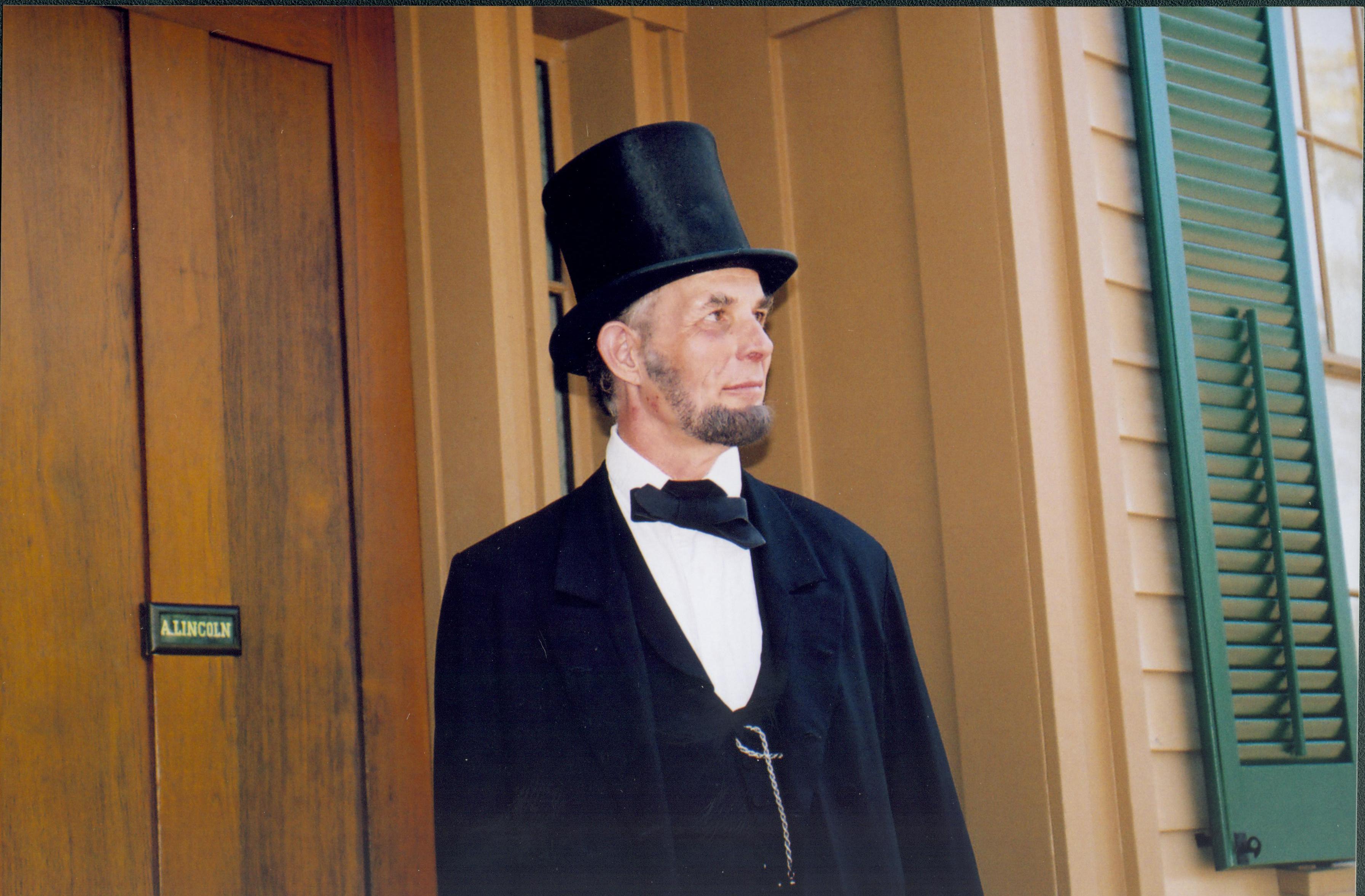 NA Lincoln Home NHS- Lincoln Presidential Museum, Disc L 7 Presidential Museum, Lincoln impersonator