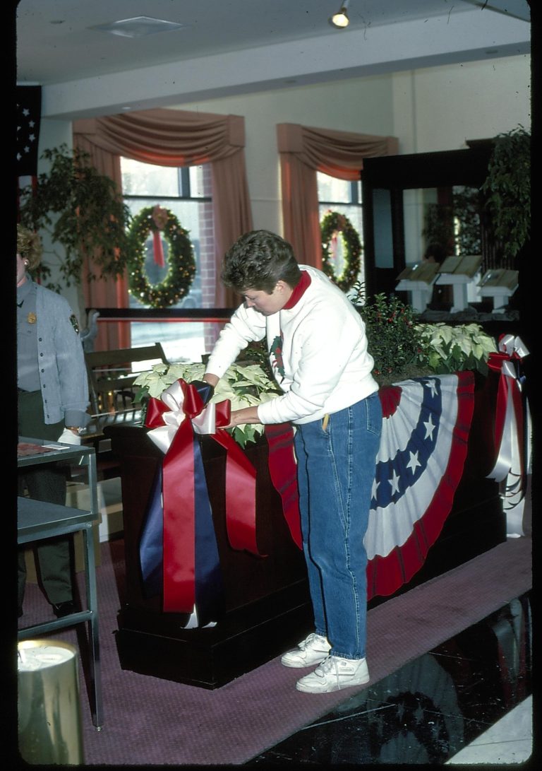 NA Lincoln Home NHS- Christmas in Licoln Neighborhood 1989 Christmas, award, decorations