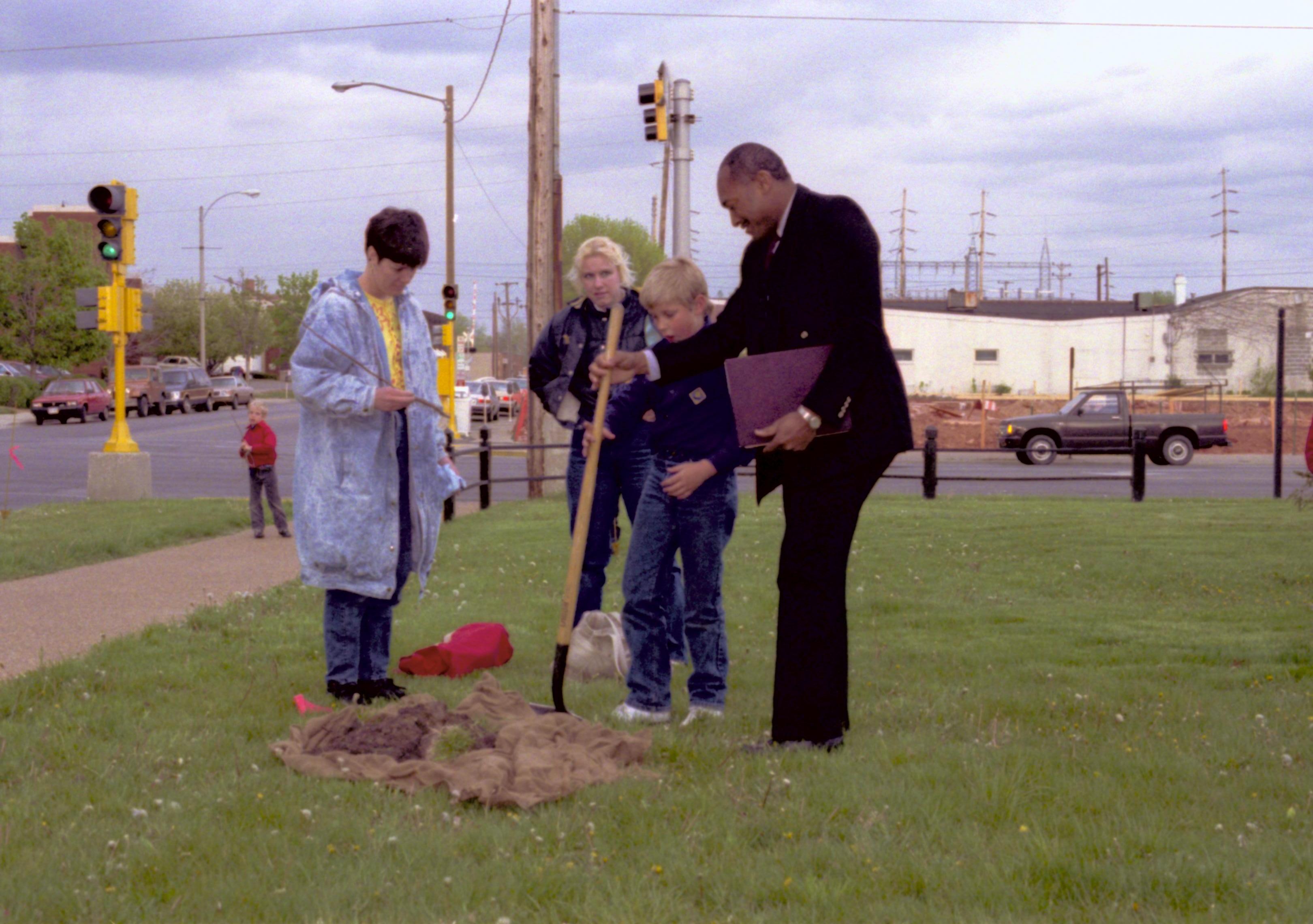 NA Lincoln Home NHS- Earth Day 1989 Earth Day, tree, planting