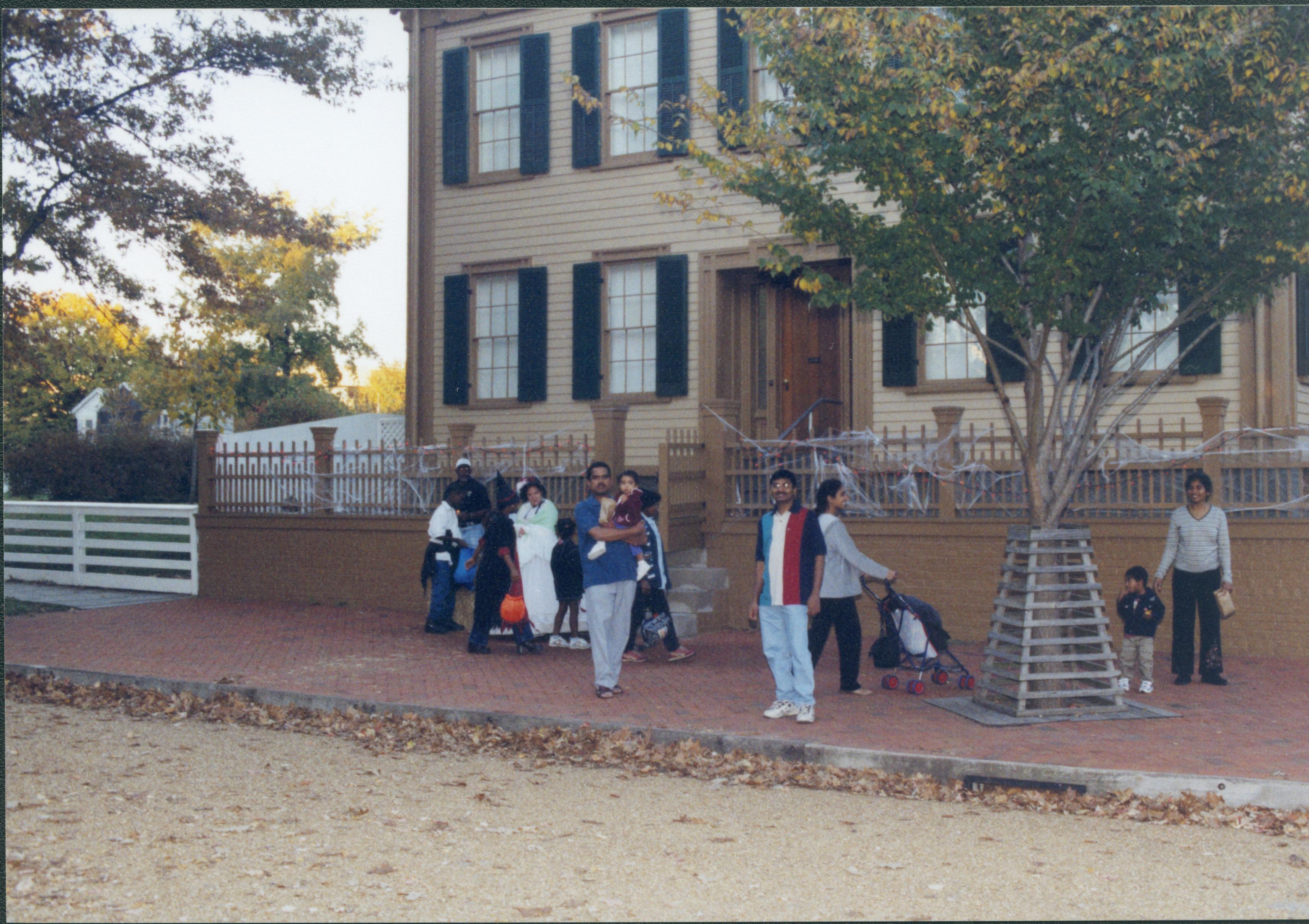 Halloween 2004: Visitors in front of Lincoln Home