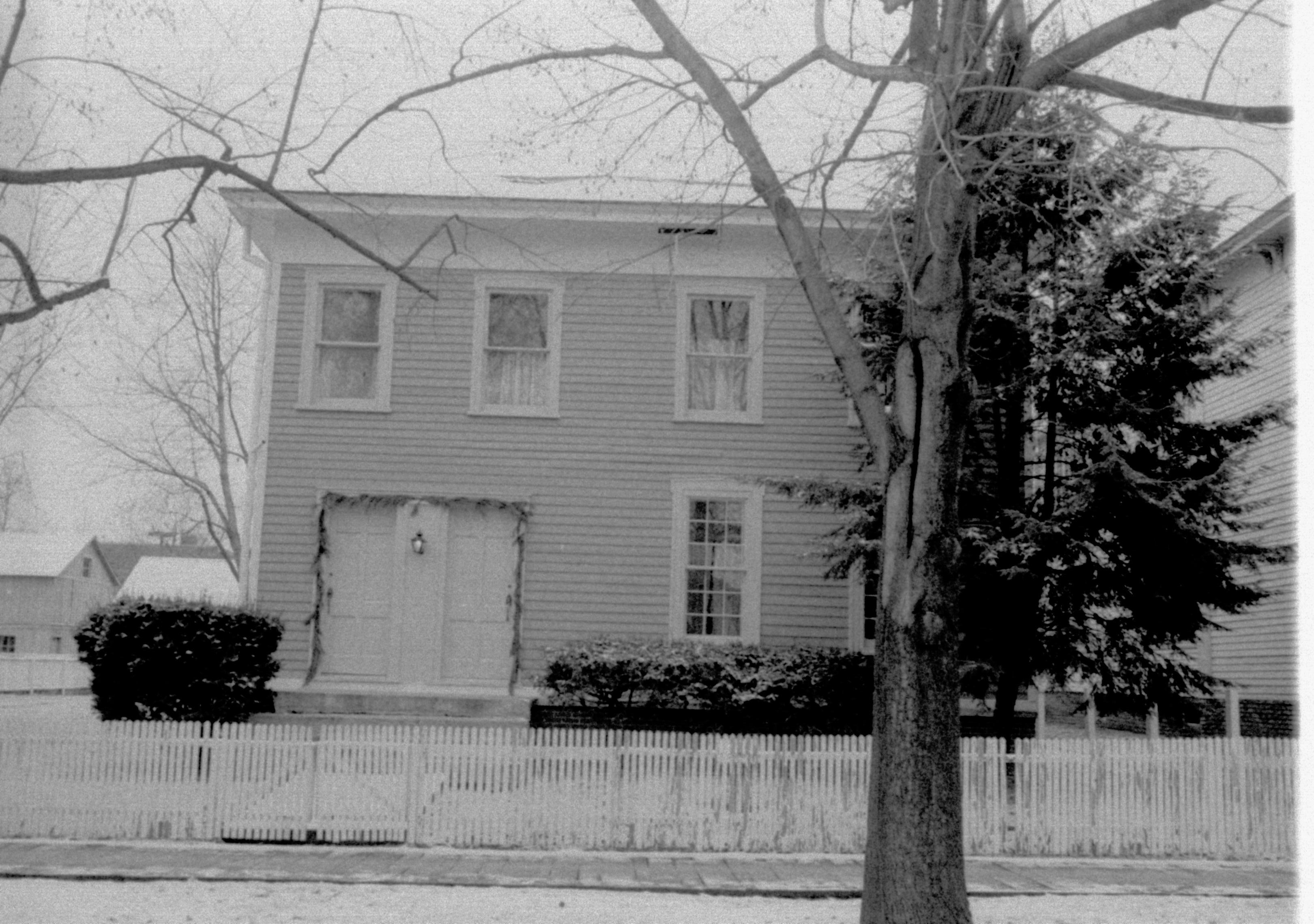 Lincoln Home NHS- Christmas in Lincoln Looking west from 8th Street toward Miller house Christmas, neighborhood, Miller, wreath