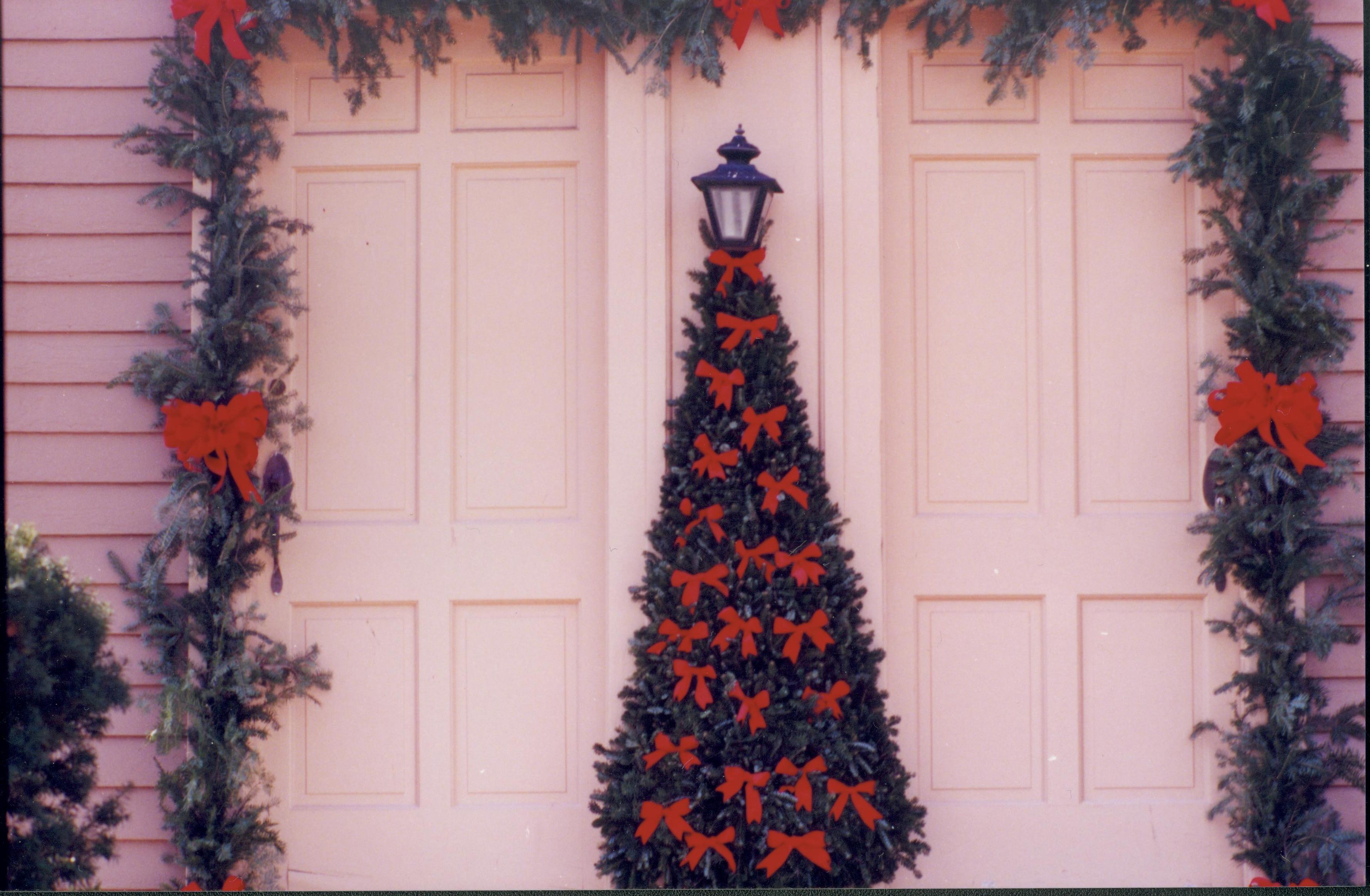 Lincoln Home NHS- Christmas in Lincoln Neighborhood Looking west toward Miller house. Detail. Christmas, neighborhood, Miller, decoration, detail