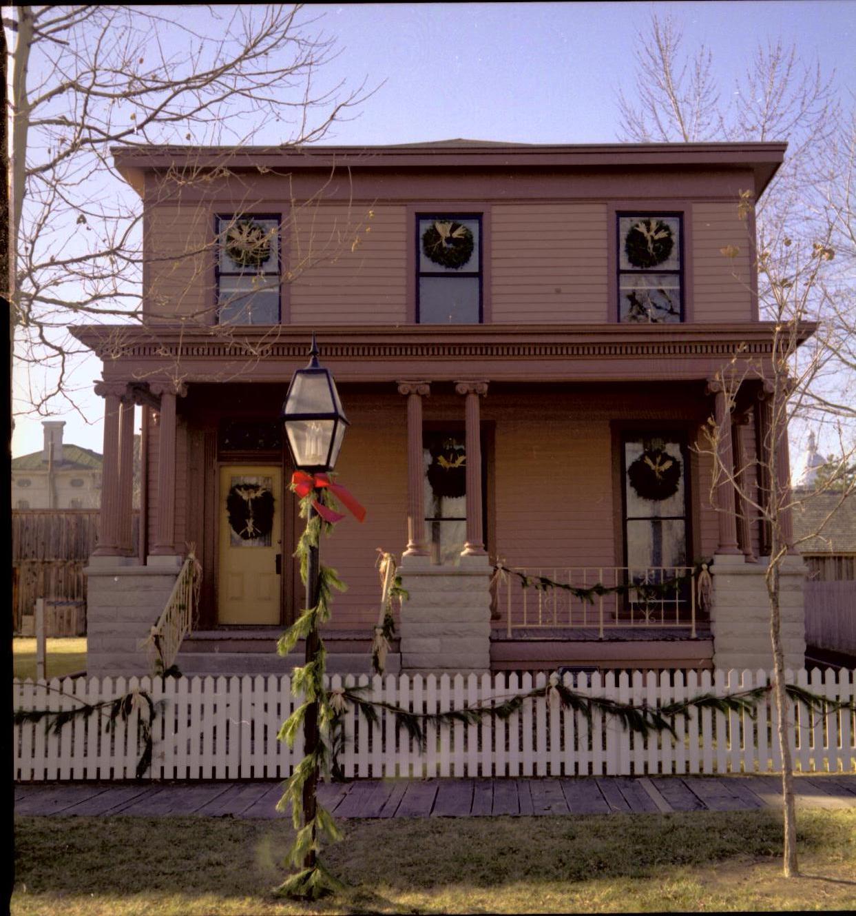 NA Lincoln Home NHS- Christmas in Lincoln Neighborhood Christmas, decorations