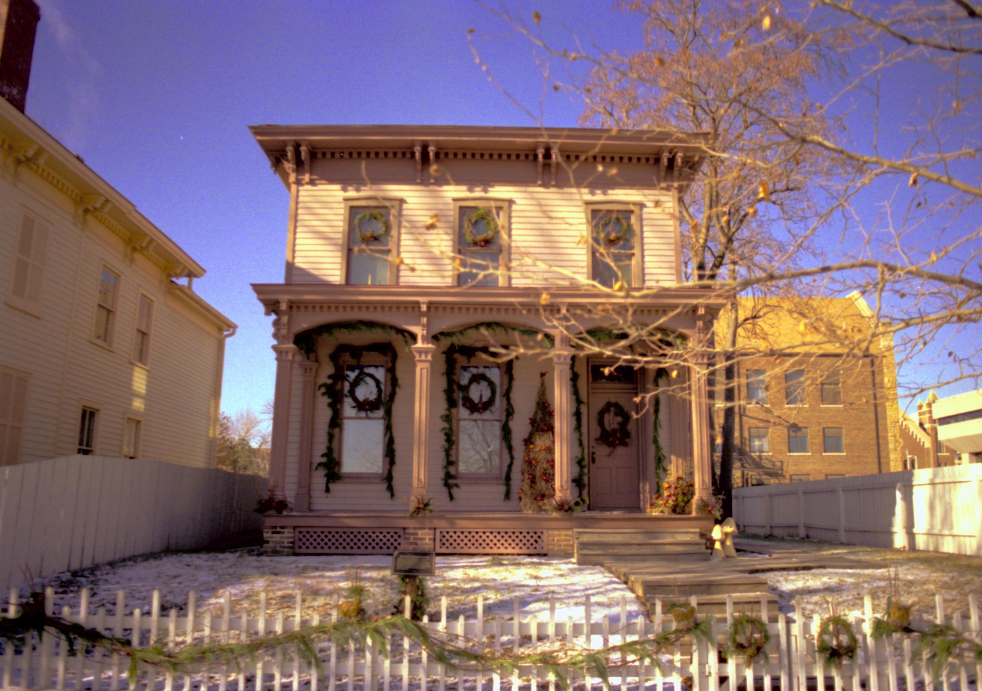 NA Lincoln Home NHS- Christmas in Lincoln Neighborhood, 8197, 137A, 19 Christmas, decorations