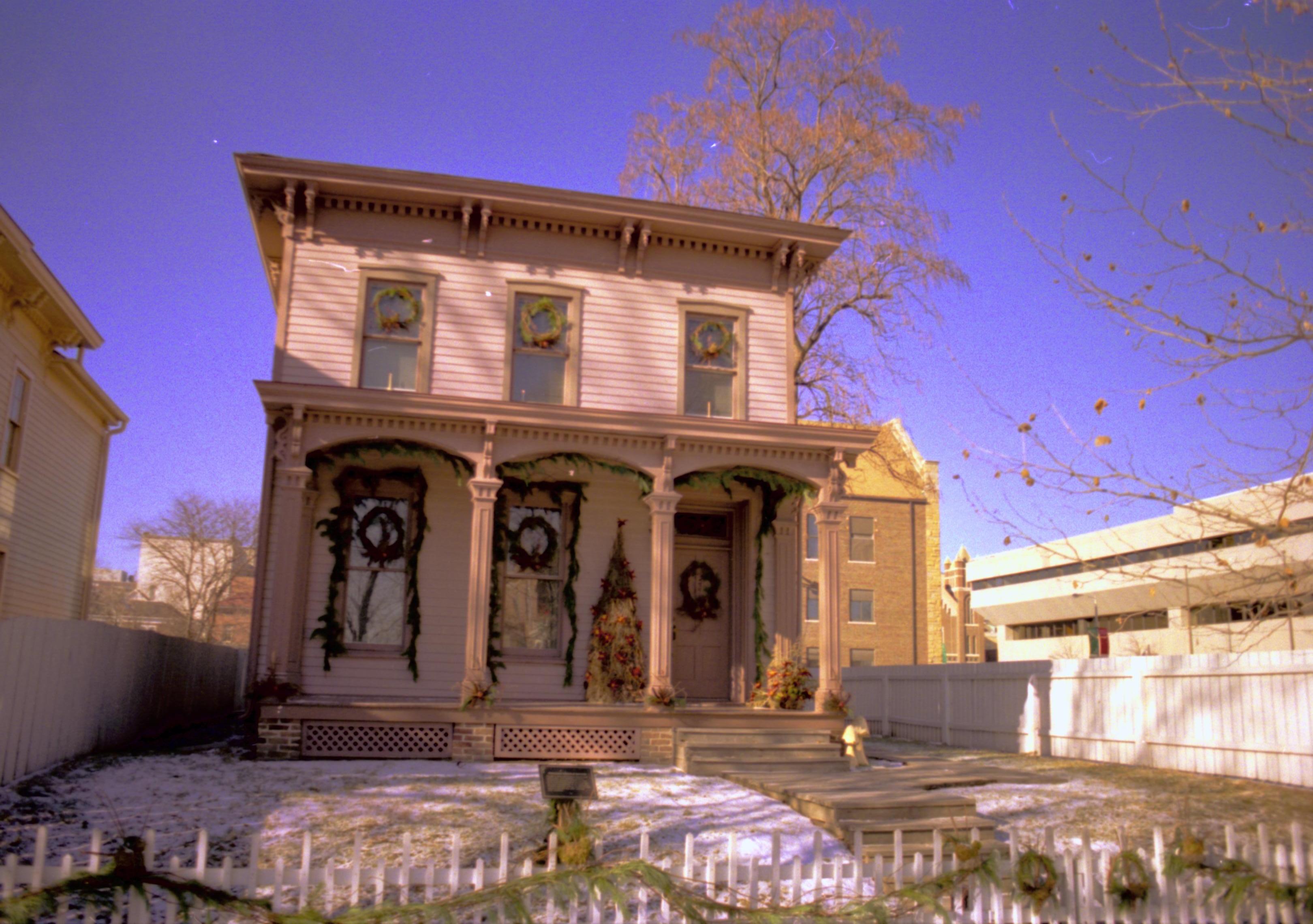 NA Lincoln Home NHS- Christmas in Lincoln Neighborhood, 8197, 137A, 19 Christmas, decorations