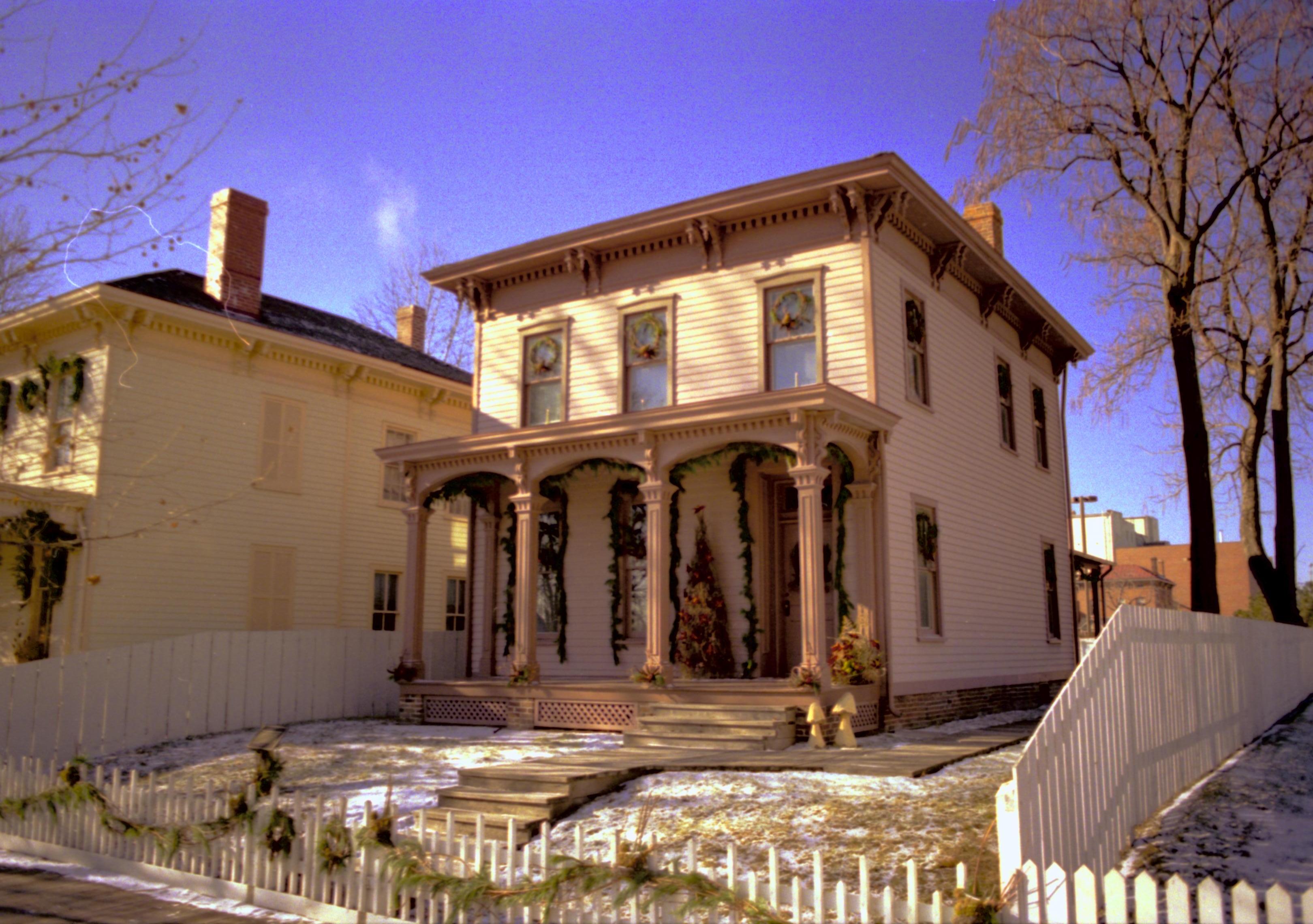 NA Lincoln Home NHS- Christmas in Lincoln Neighborhood, 8197, 137A, 19 Christmas, decorations