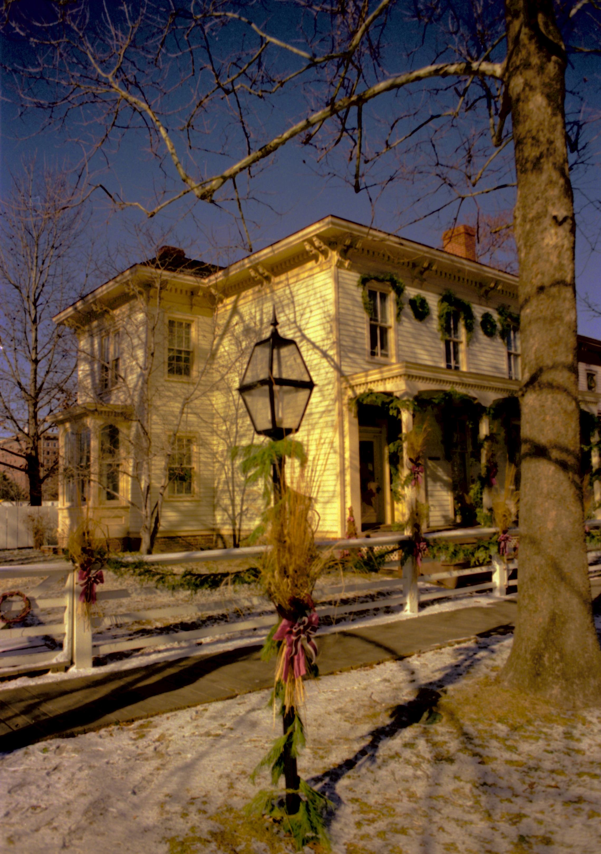 NA Lincoln Home NHS- Christmas in Lincoln Neighborhood, 8197, 137A, 19 Christmas, decorations