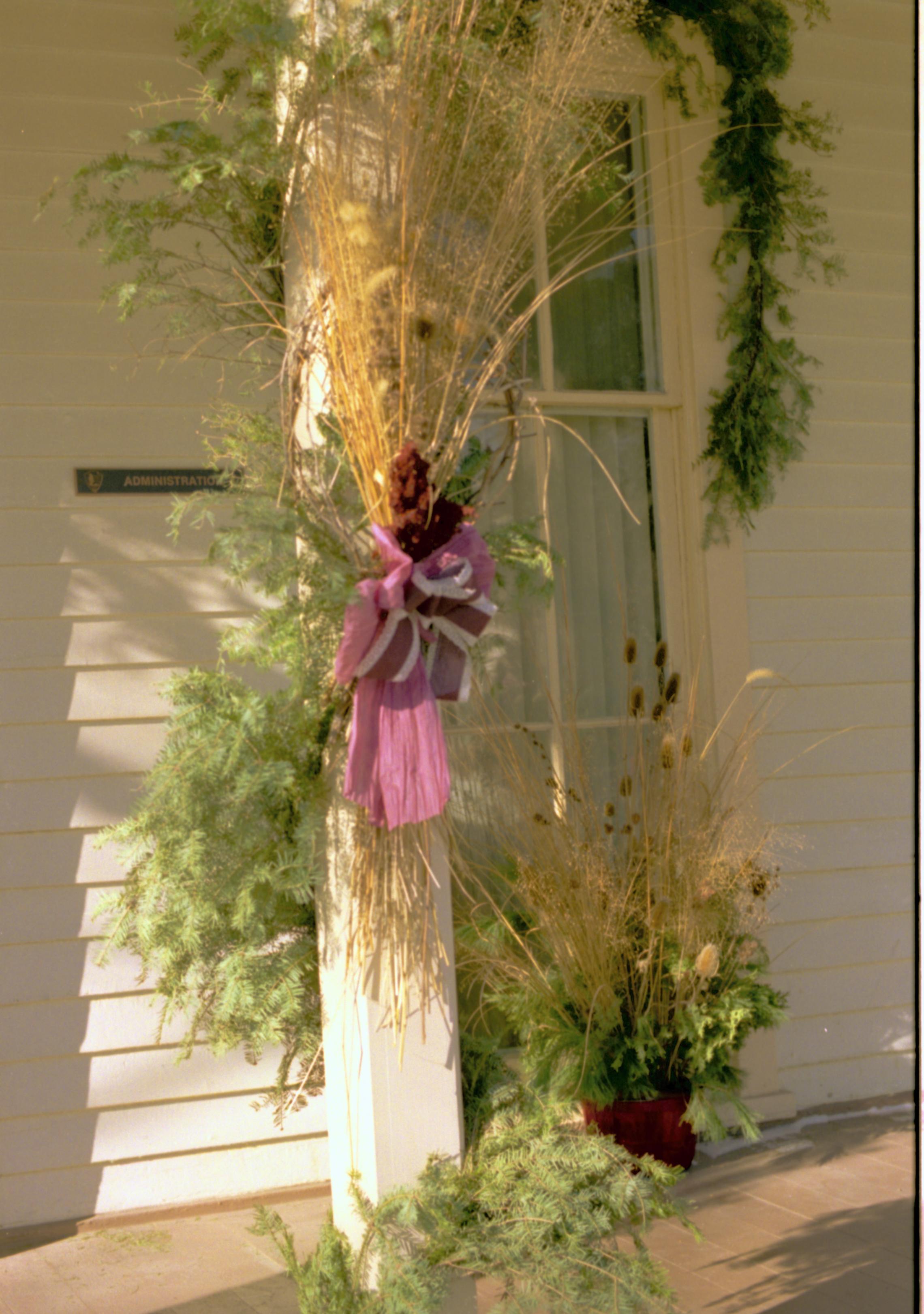 NA Lincoln Home NHS- Christmas in Lincoln Neighborhood, 8197, 137A, 19 Christmas, decorations