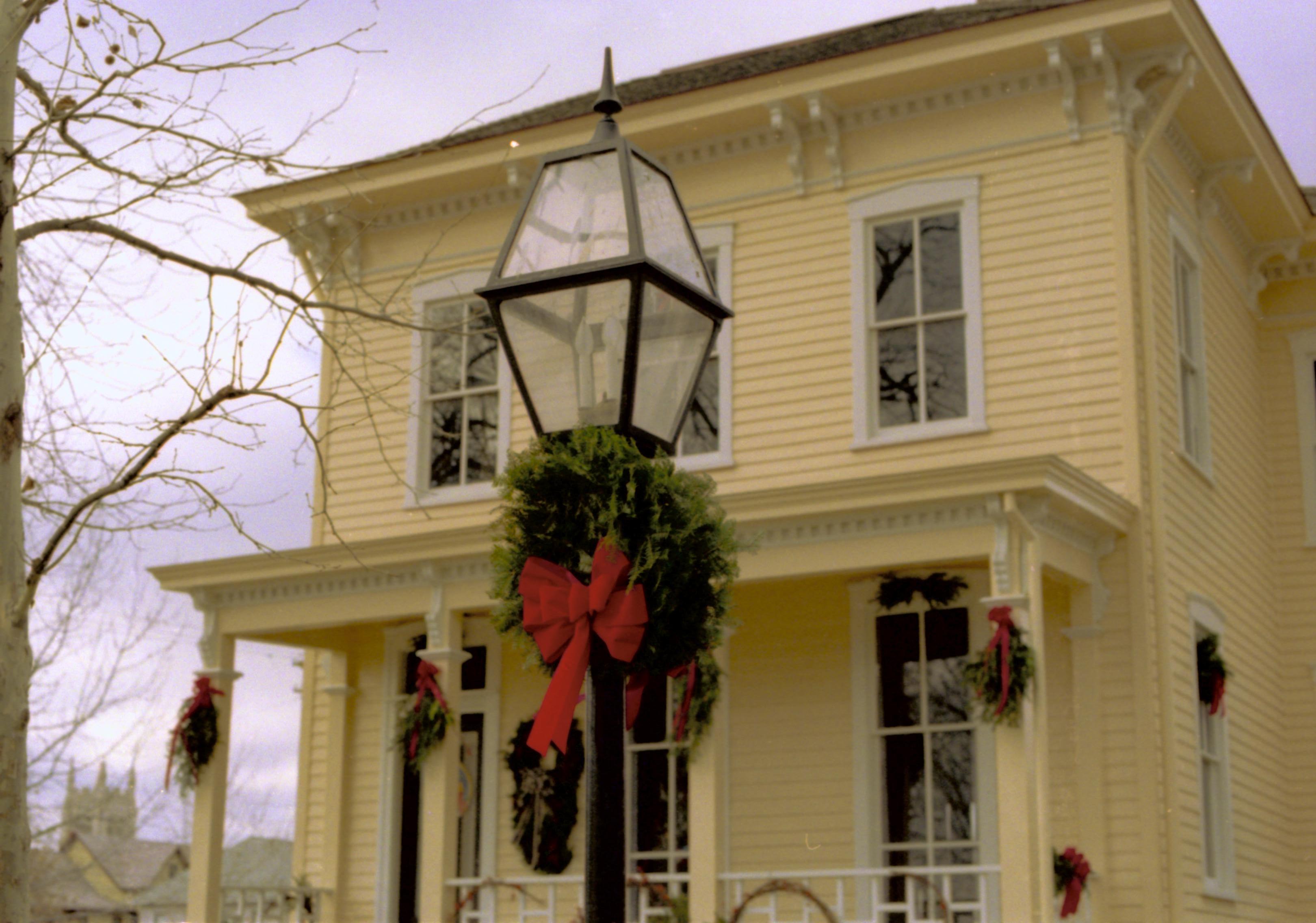 NA Lincoln Home NHS- Christmas in Lincoln Neighborhood, 92A, 14 Christmas, decorations