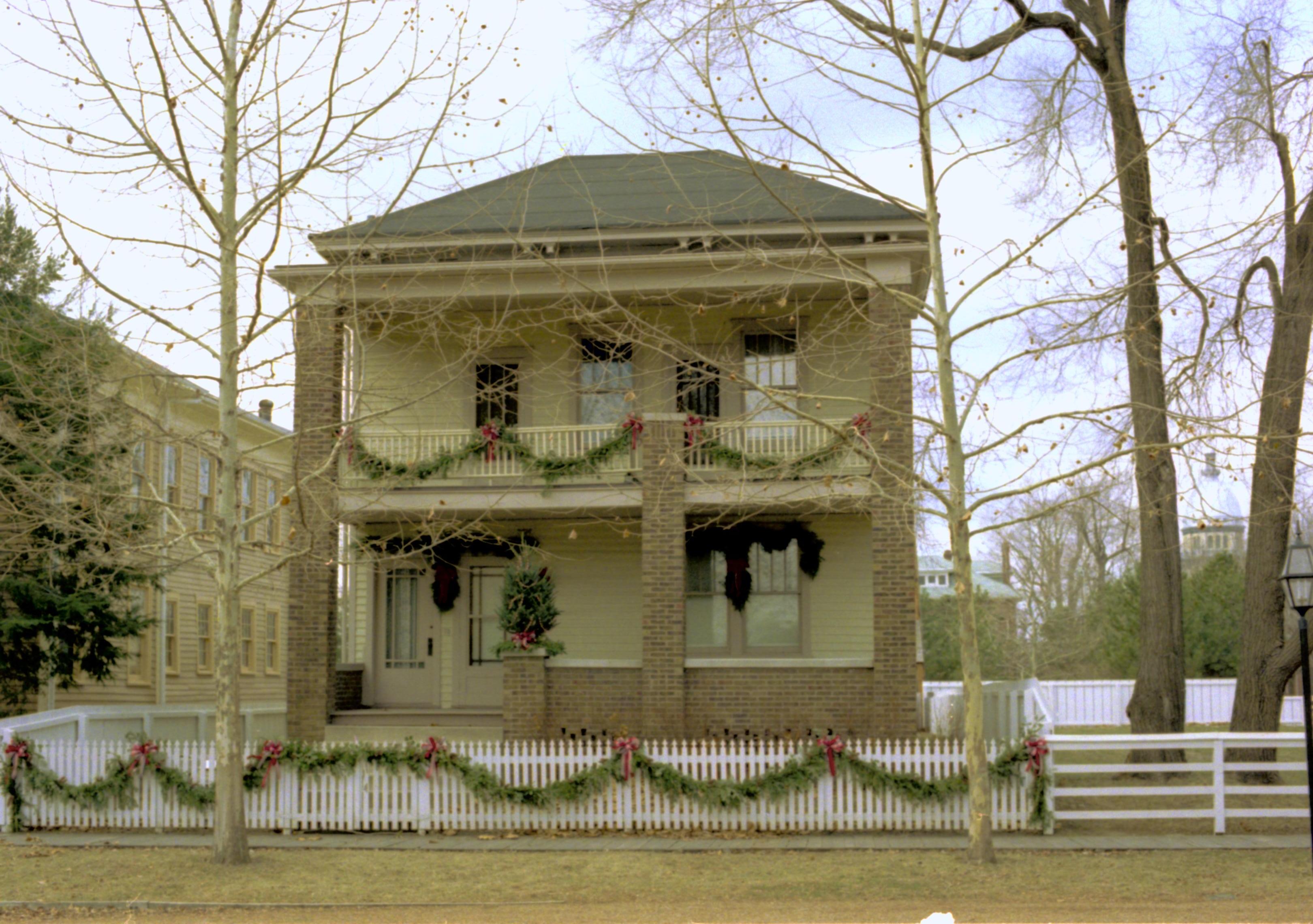 NA Lincoln Home NHS- Christmas in Lincoln Neighborhood, 92A, 14 Christmas, decorations