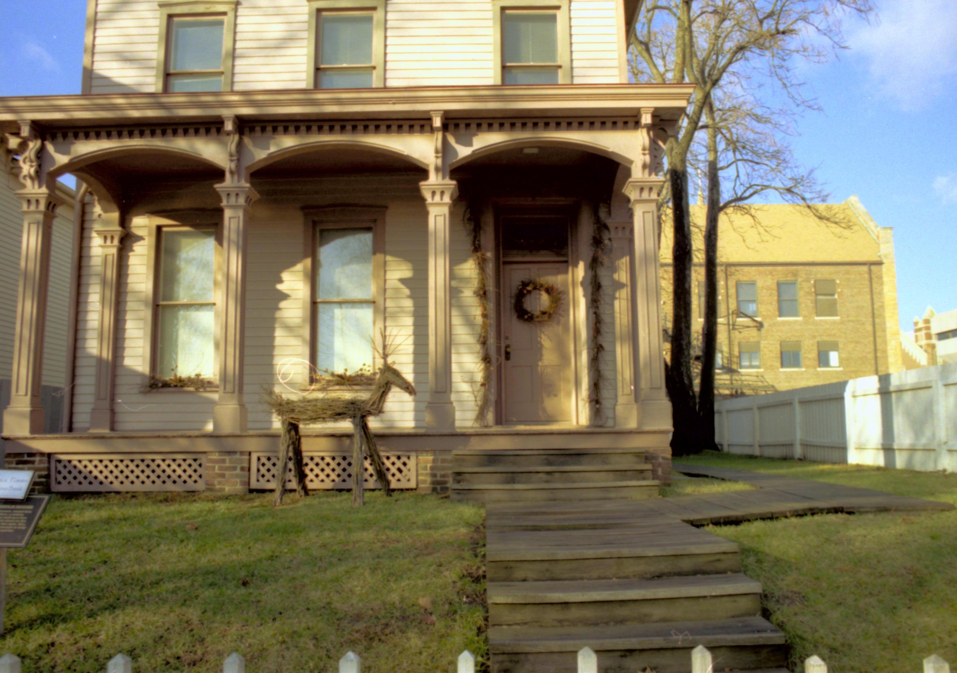 NA Lincoln Home NHS- Christmas in Lincoln Neighborhood, 131A, 416726 Christmas, decorations