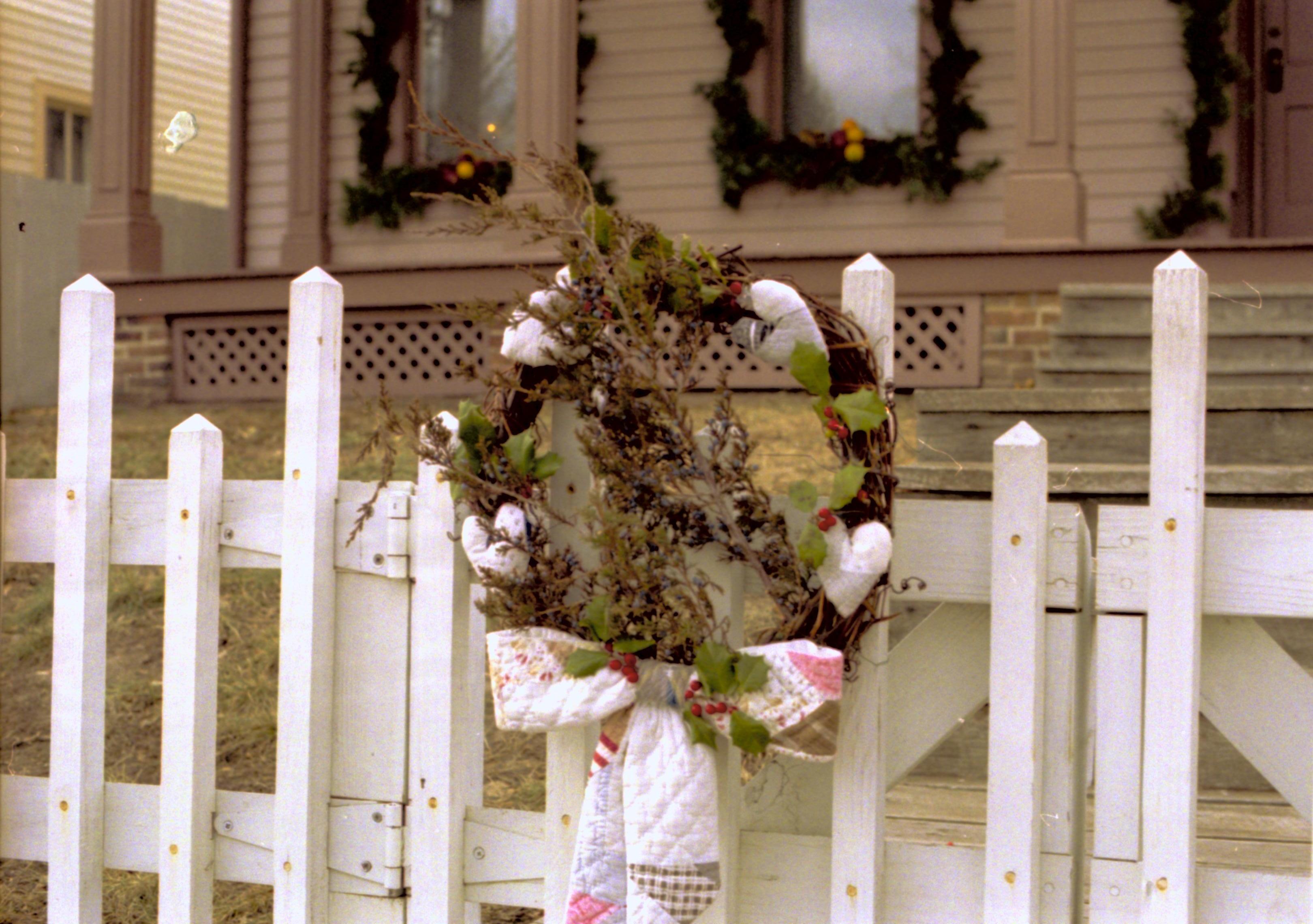 NA Lincoln Home NHS- Christmas in Lincoln Neighborhood, 77A, 13, B Christmas, decorations, neighborhood