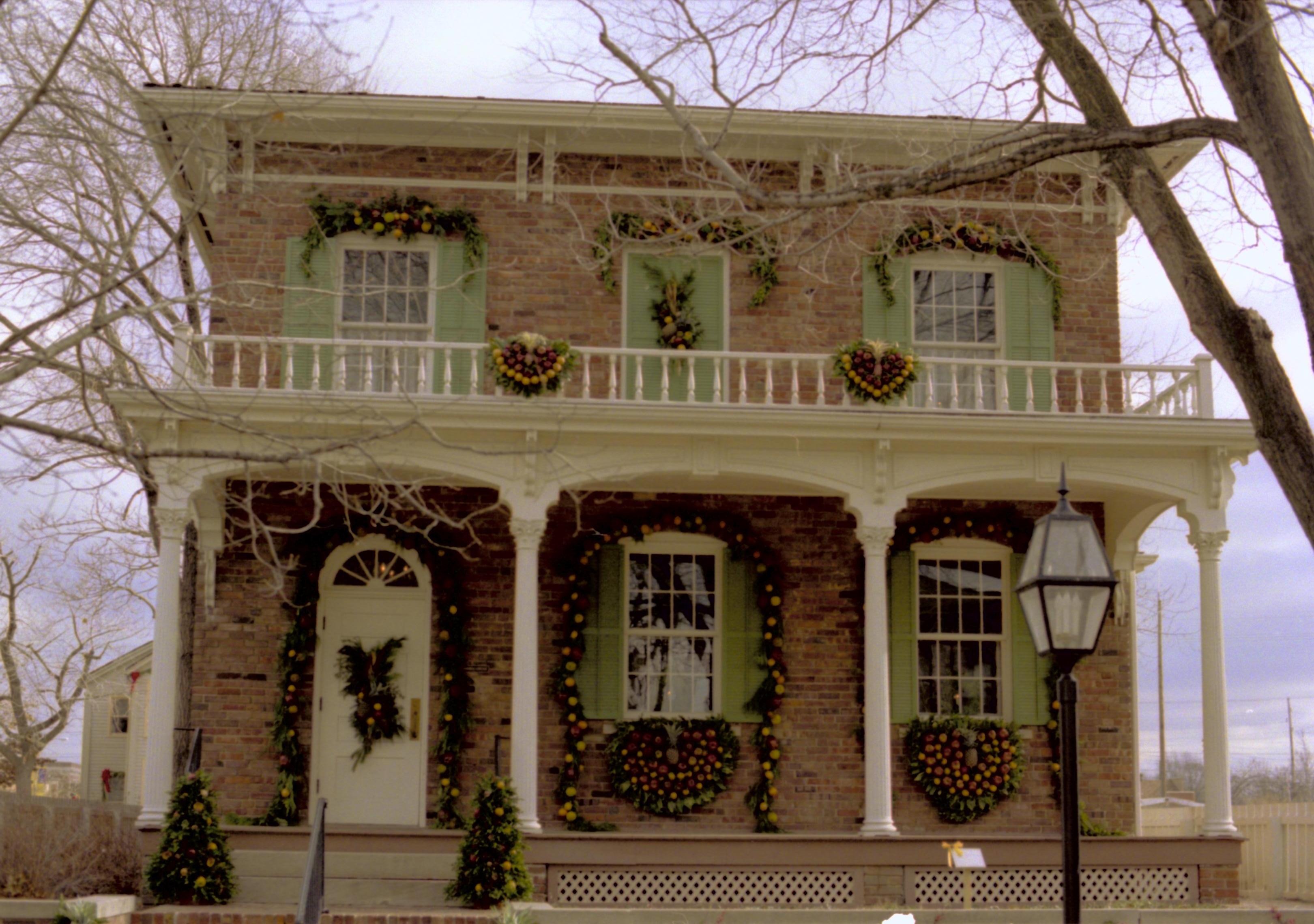 NA Lincoln Home NHS- Christmas in Lincoln Neighborhood, 77A, 13, B Christmas, decorations, neighborhood