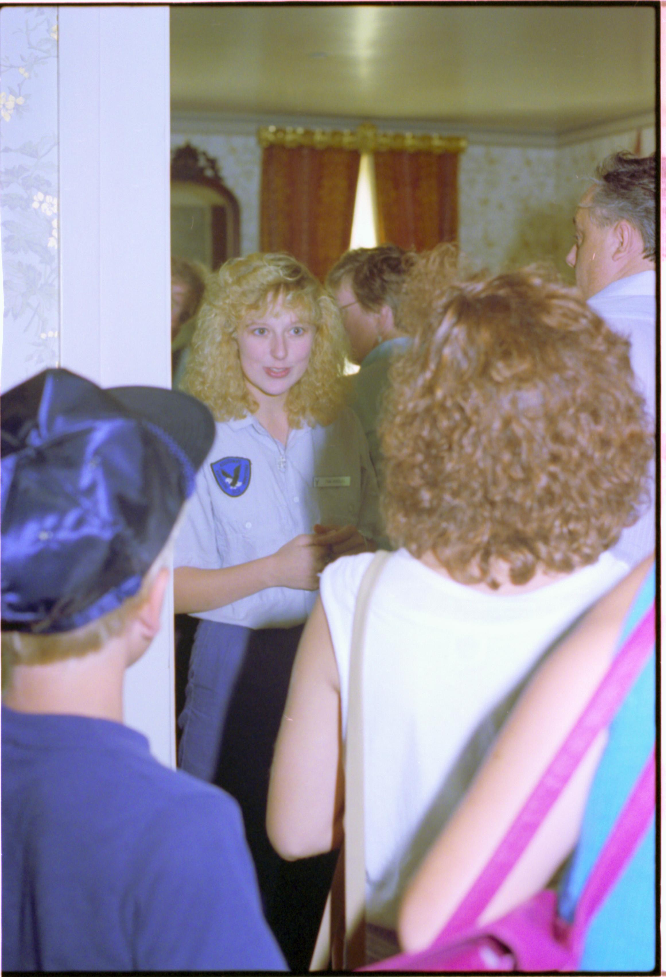 Interpreter  with group in room Interpretation