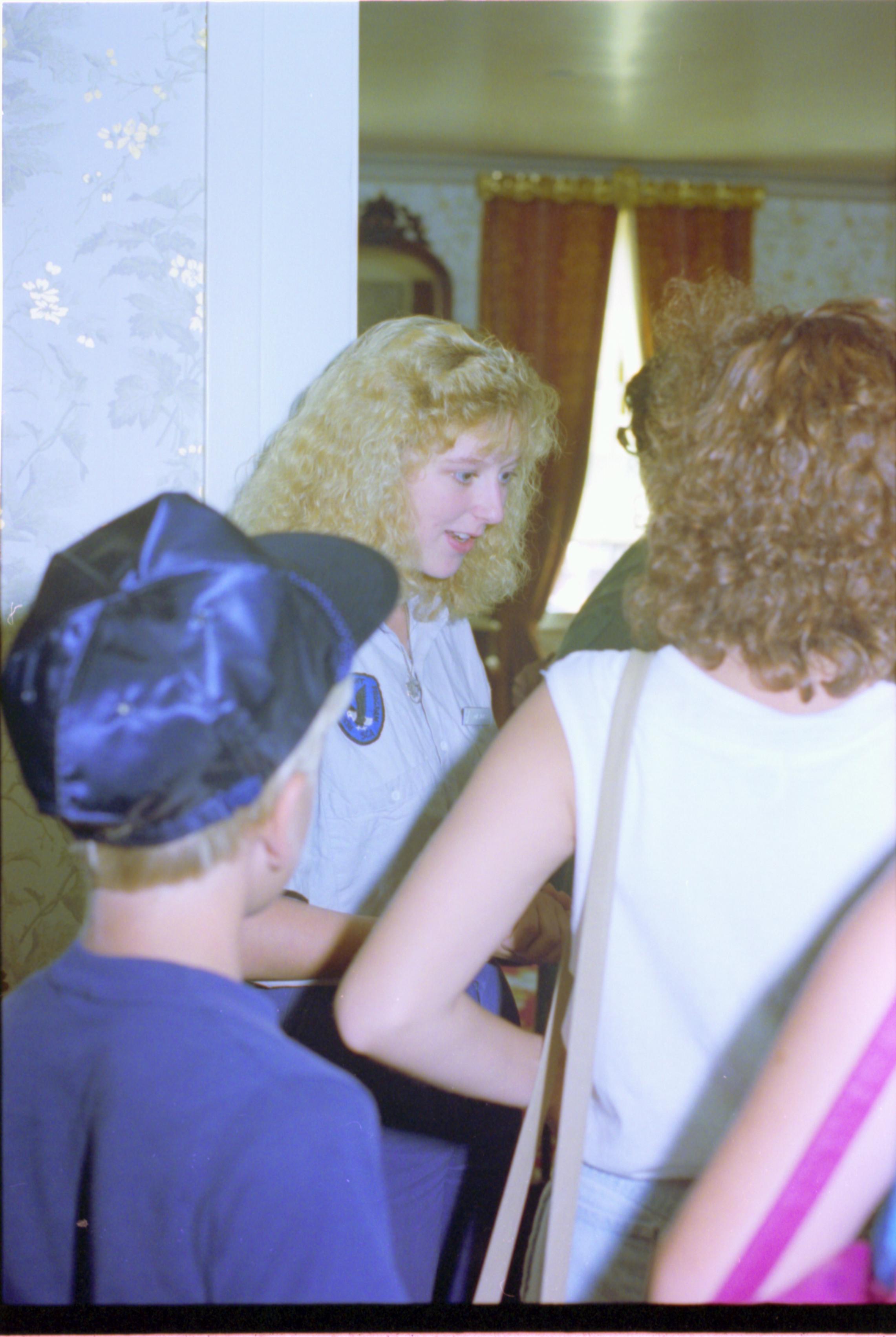 Interpreter  with group in room Interpretation