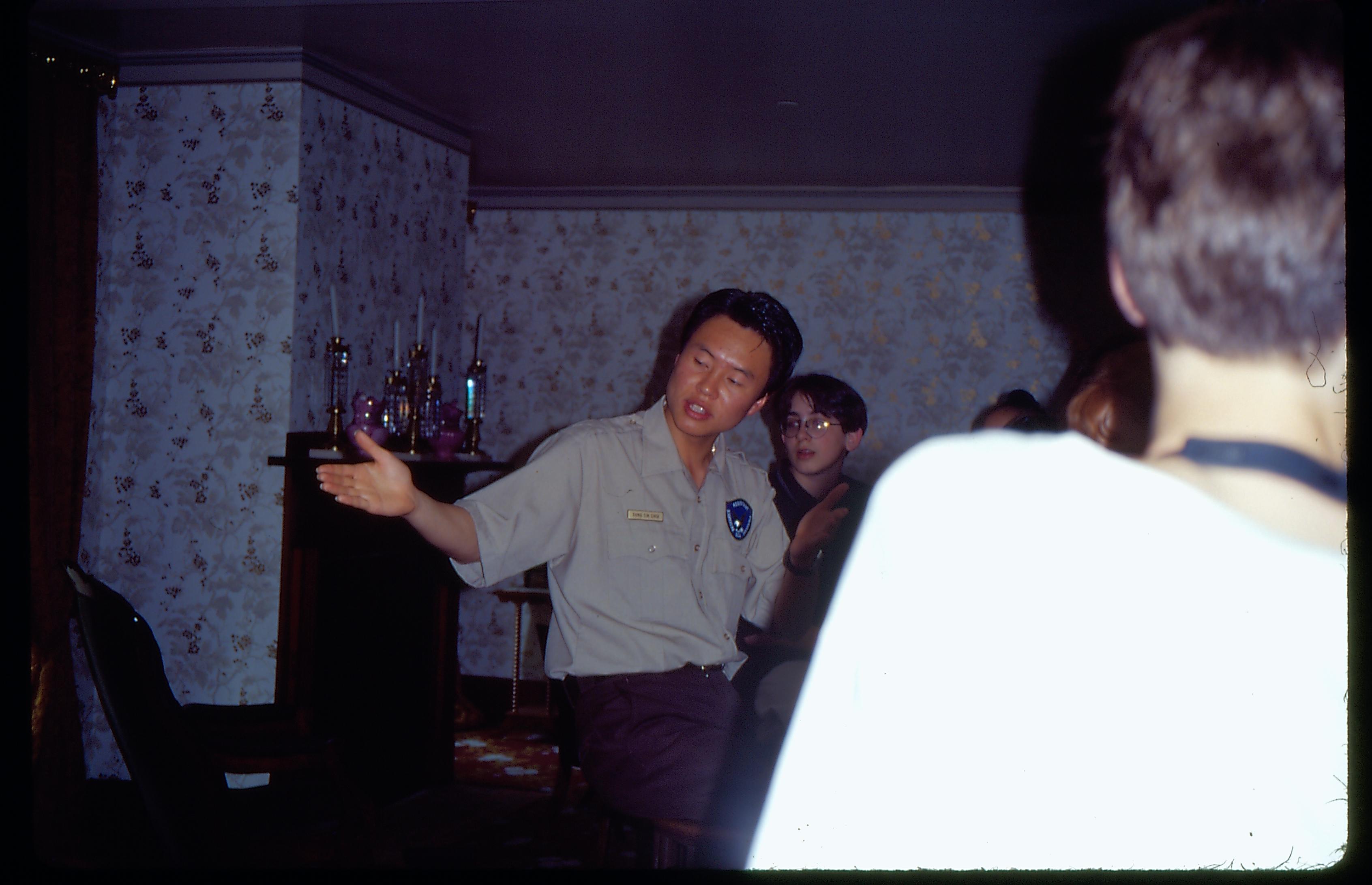 Interpreter  with group in room Interpretation