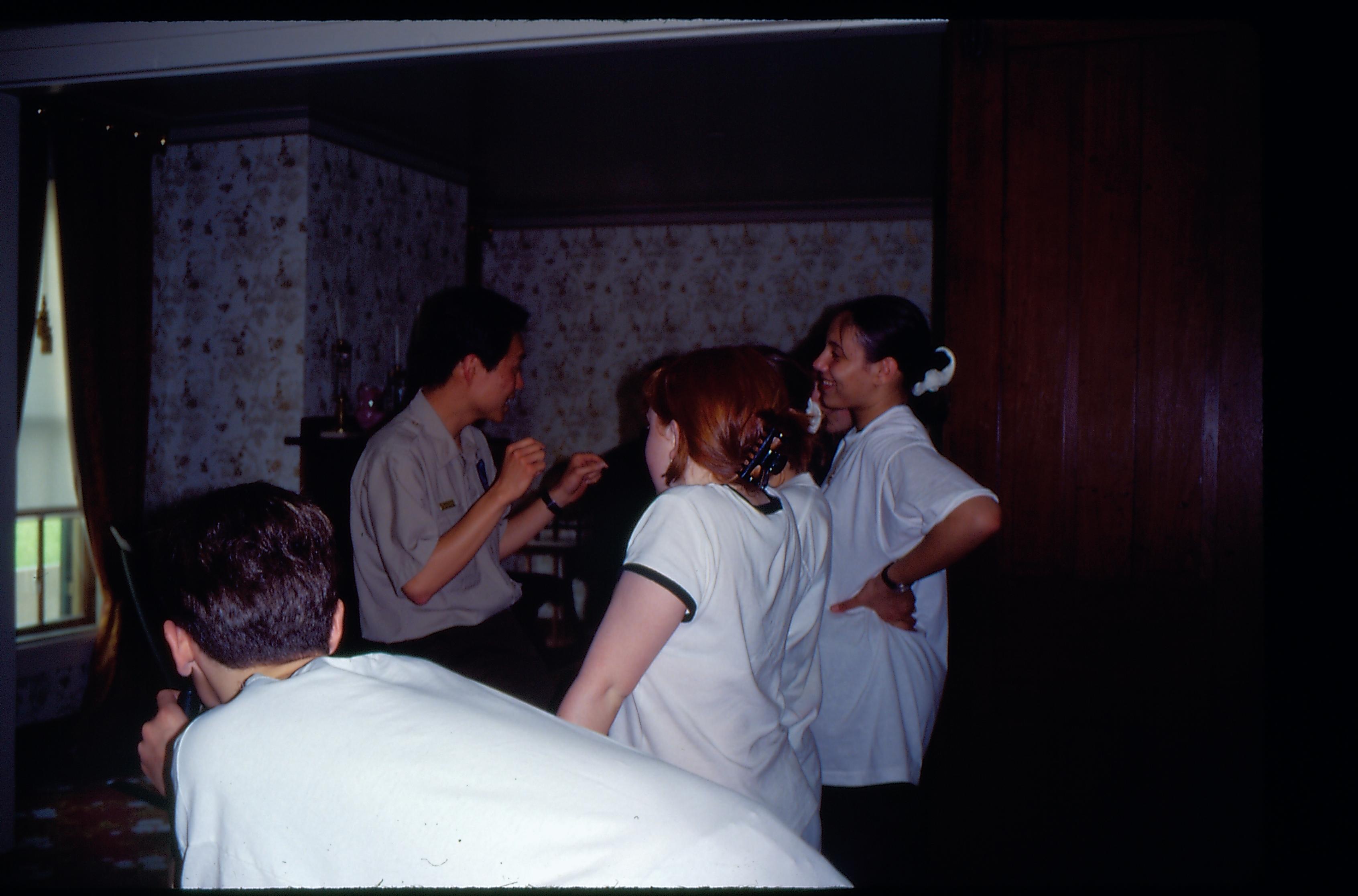 Interpreter  with group in room Interpretation
