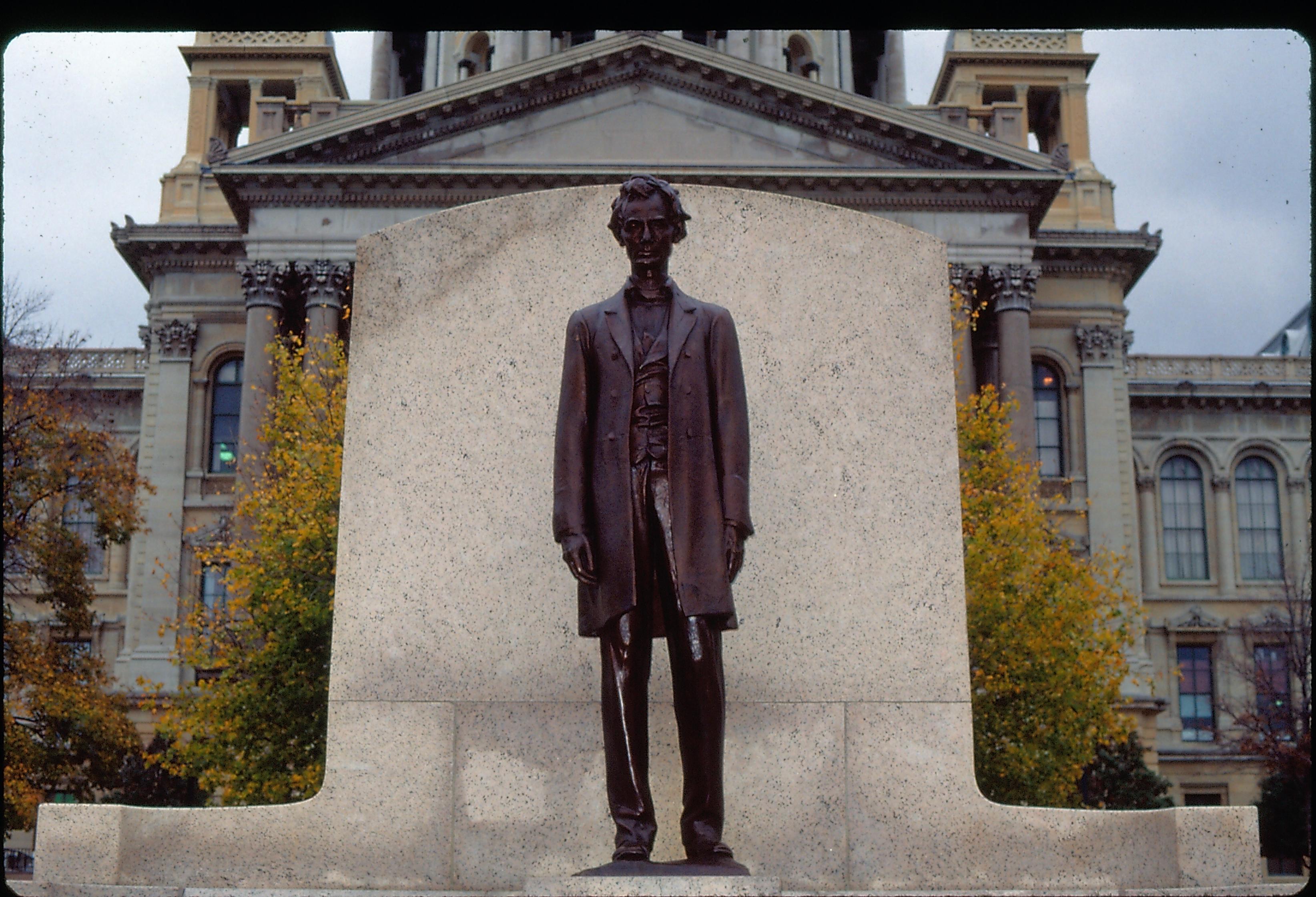 Illinois State Capitol New State Cap.-Lincoln statute. New State Capitol