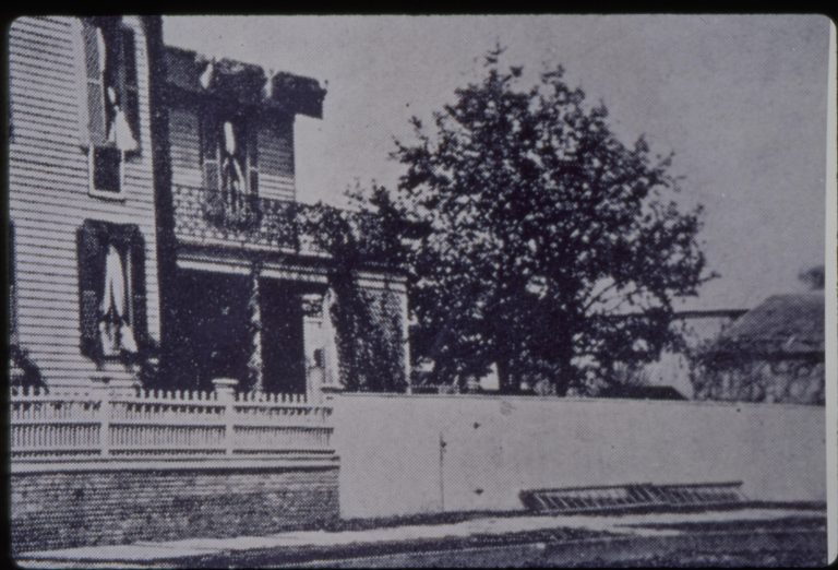 NA Side View of Lincoln Home 
