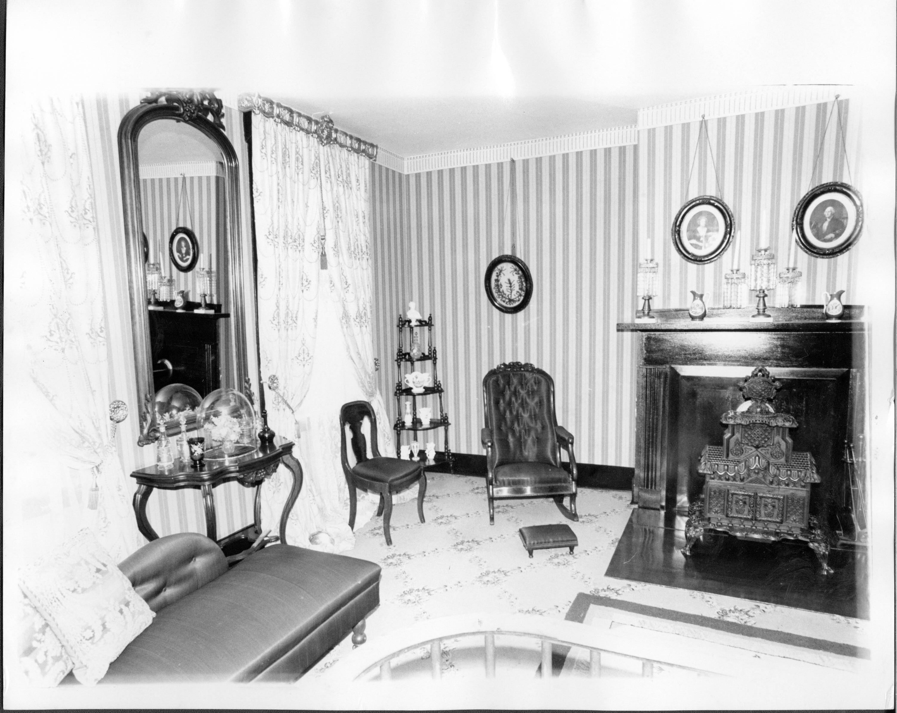 NA class 7, picture 2 Lincoln, Home, Front, Parlor