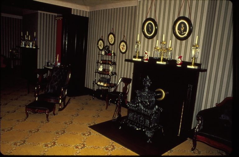 NA 1B.1 Lincoln, Home, Front, Parlor