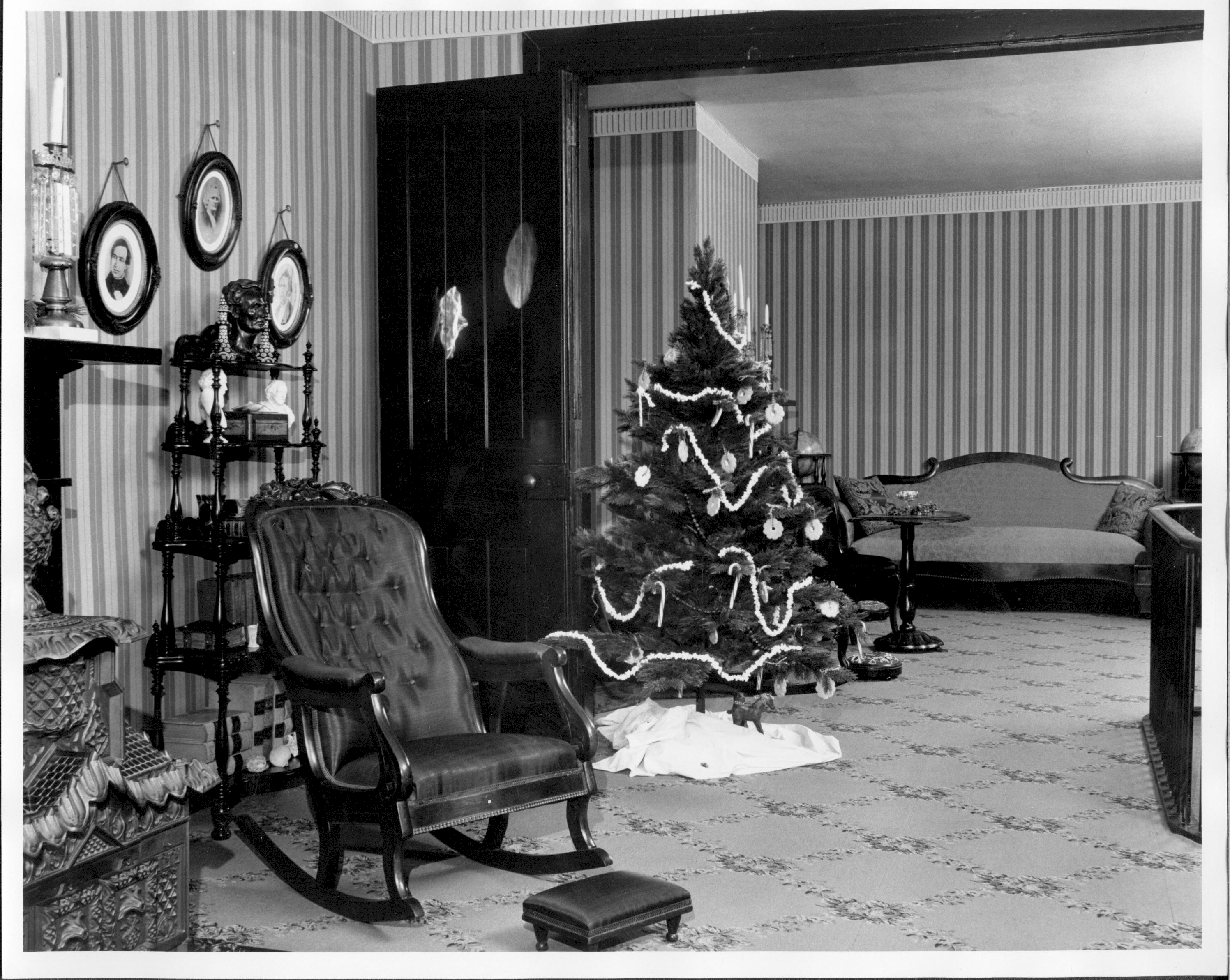 NA pic.#6, class.#7; Job#177-1 Lincoln, Home, Sitting, Room, Parlor, Christmas Tree