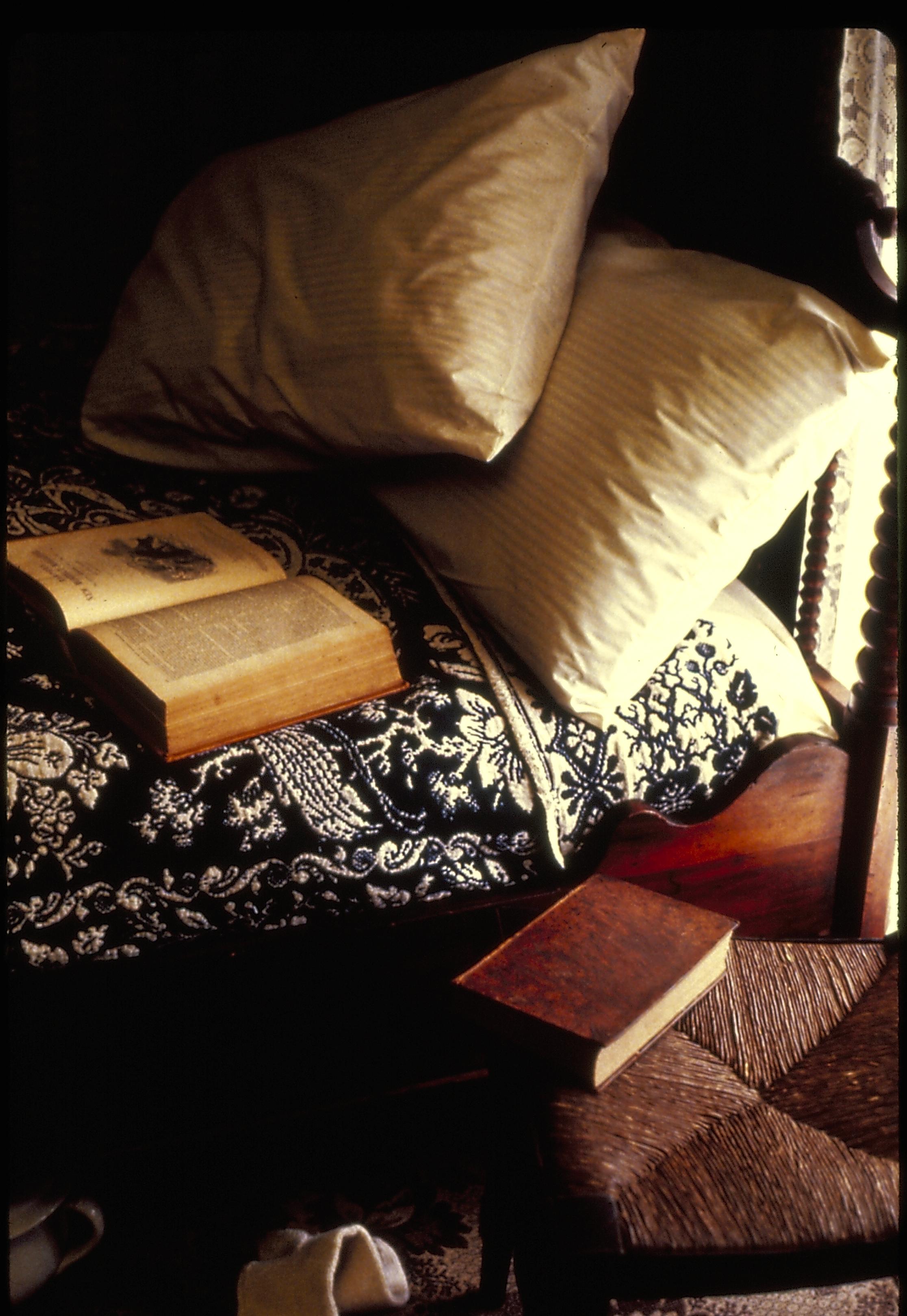NA 3G.6 Lincoln, Home, Boy's, Guest, Room, bed, pillow, books