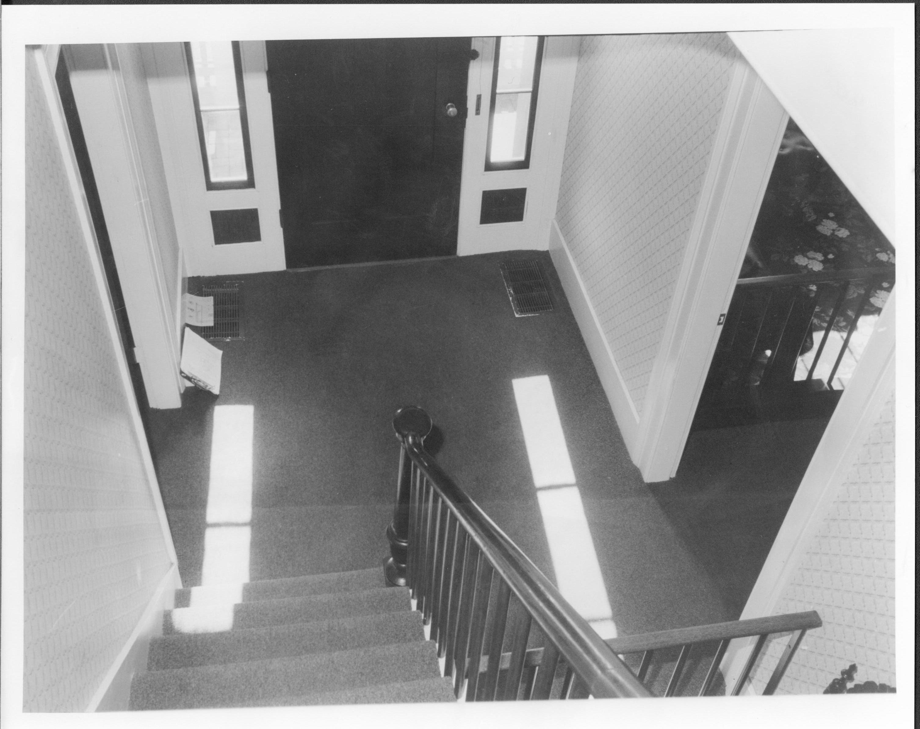 NA Lincoln, Home, entrance hall staircase