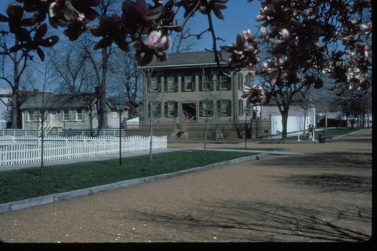 NA 158 Lincoln, home