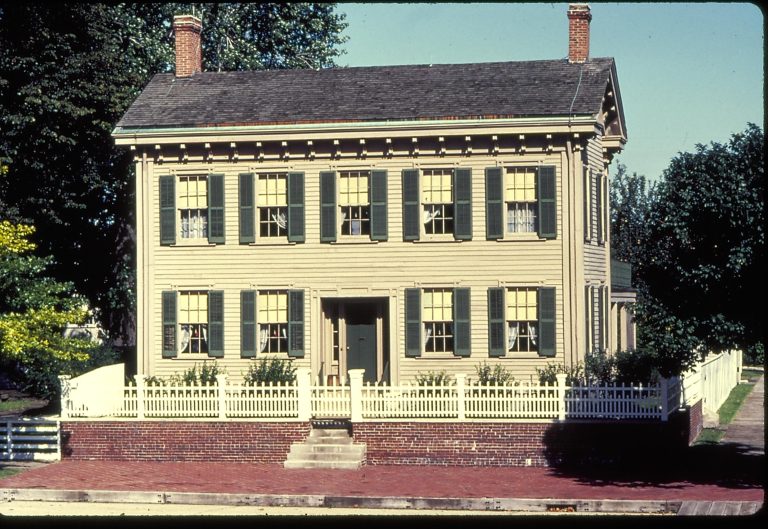 NA 4F.5 1982 V Lincoln, home