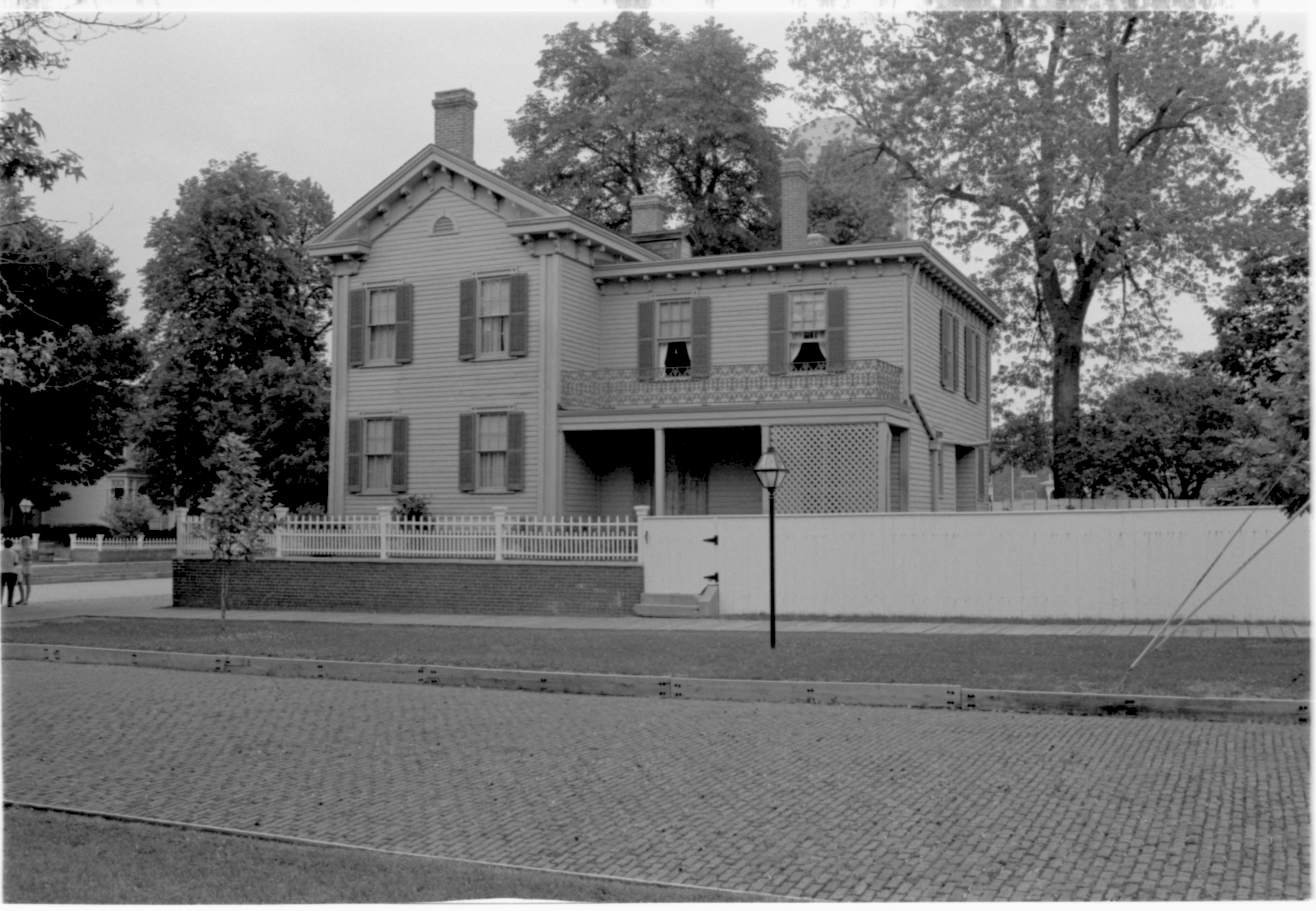 Lincoln Home 5-B,4 Lincoln, home, side view