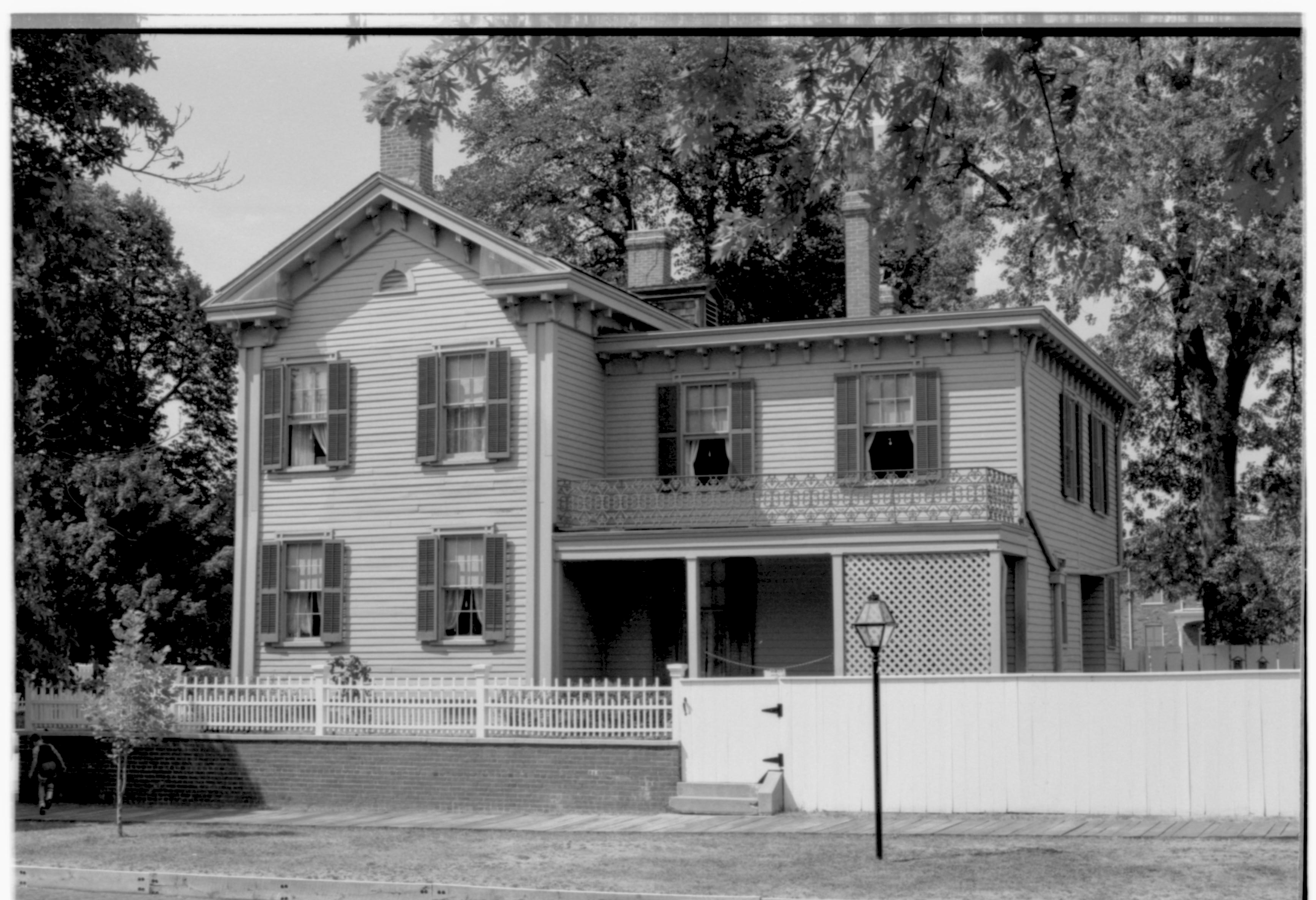 NA Lincoln, home, side view