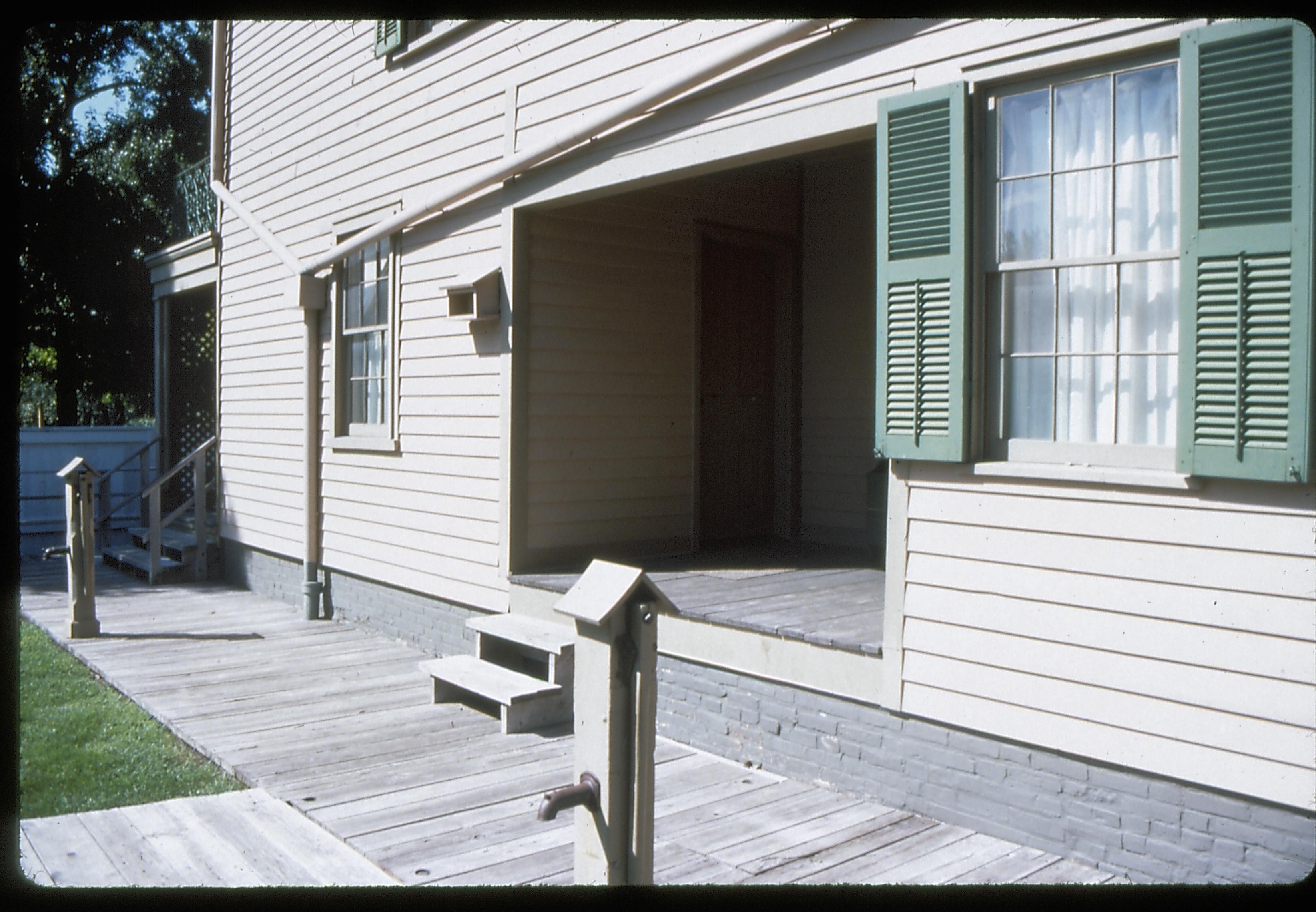 NA Lincoln, home, rear view