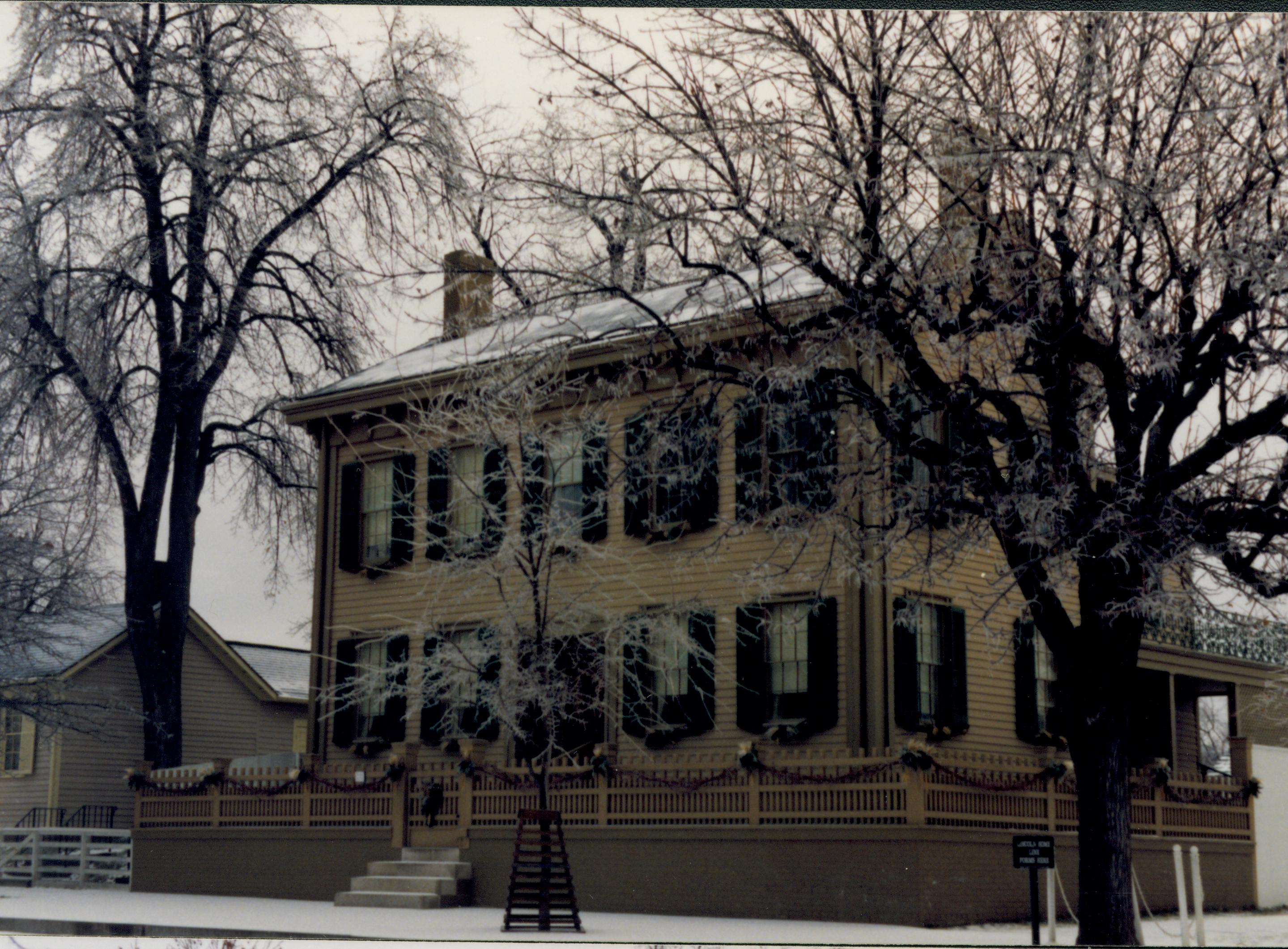 NA 416714 Lincoln, home, front, winter, christmas, decorations