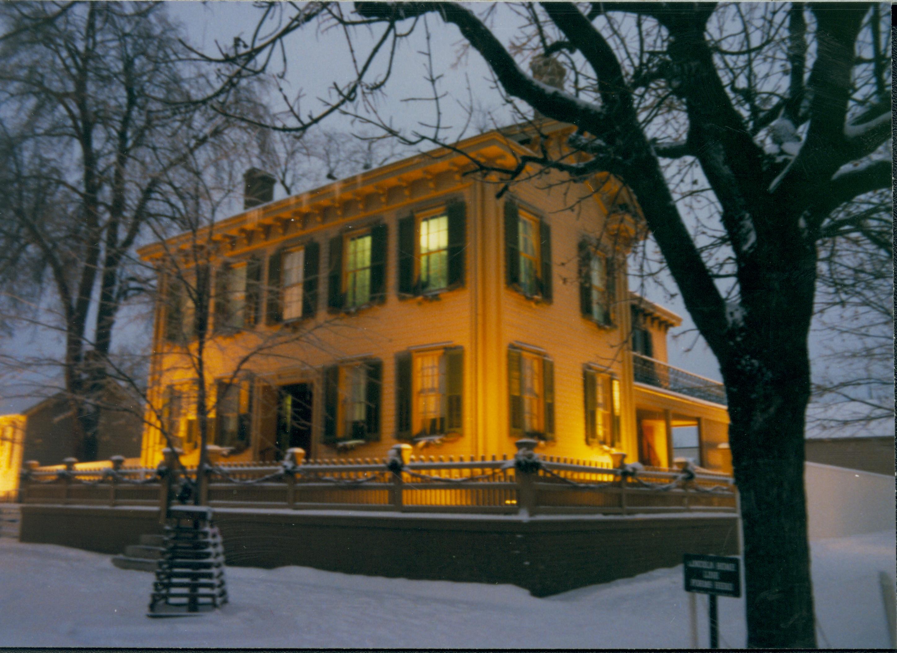 NA 416715 Lincoln, home, front, winter, christmas, decorations