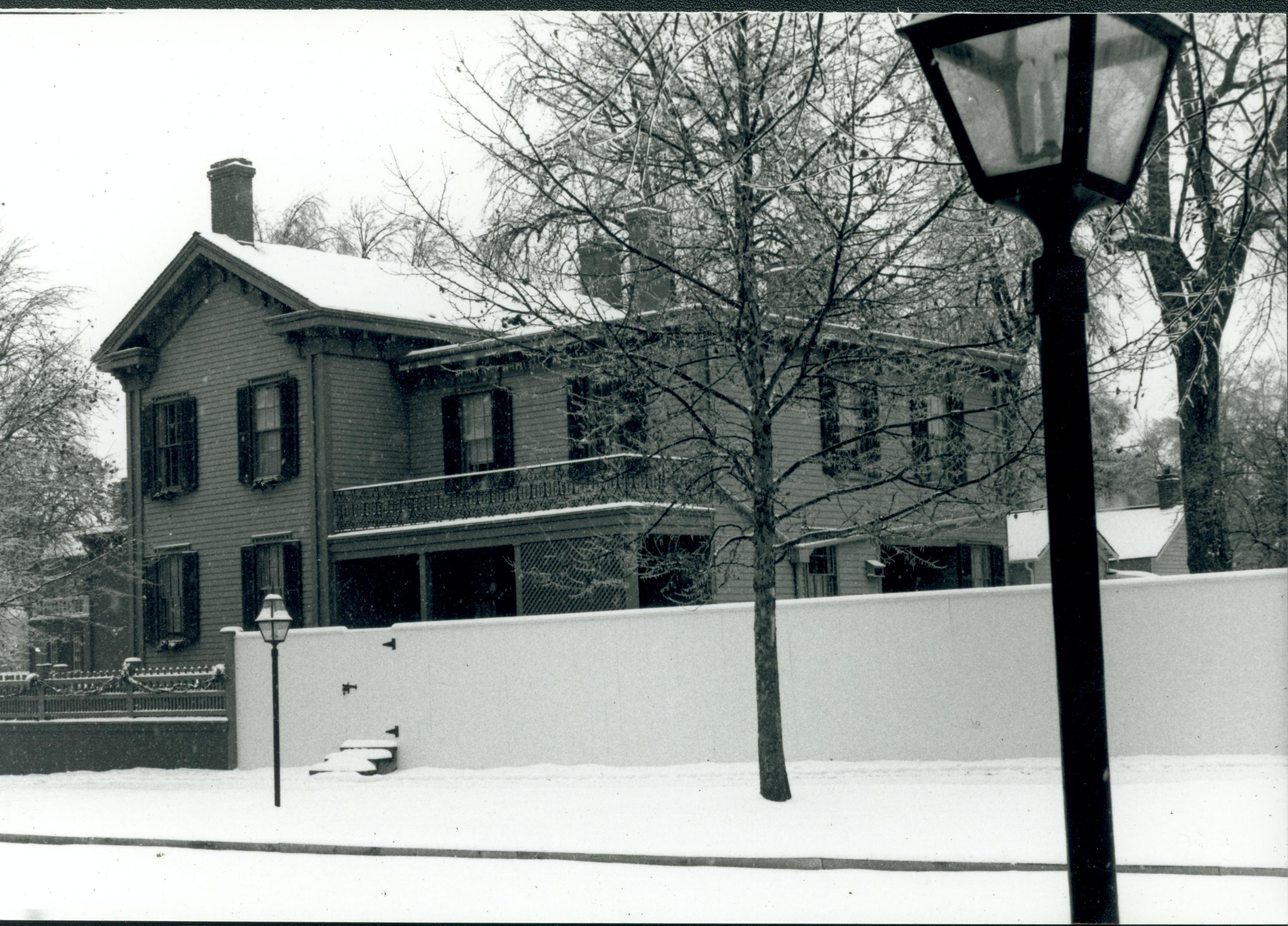 NA 81880 Lincoln, home, front, winter, christmas, decorations