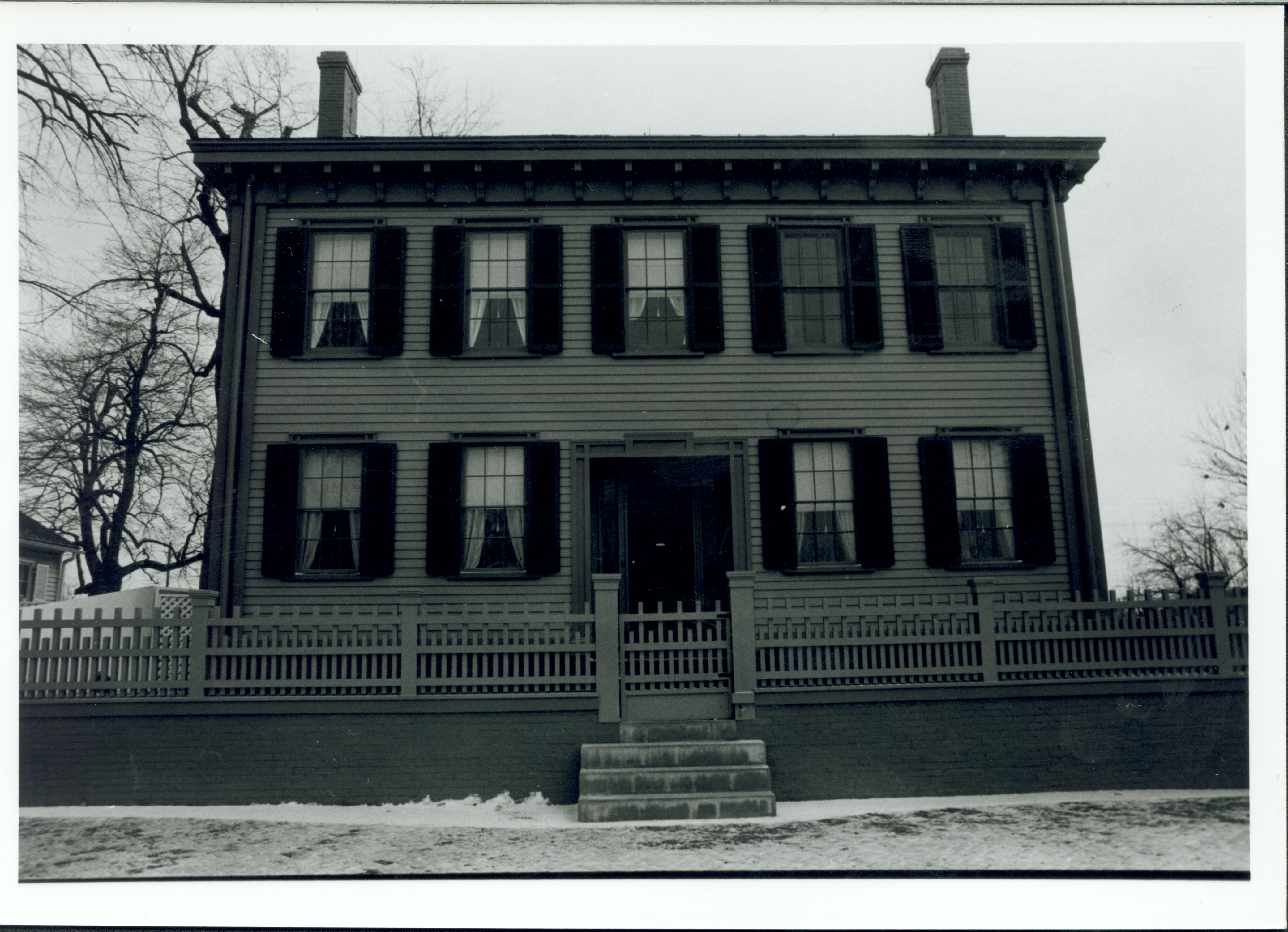 NA Lincoln, home, front, snow