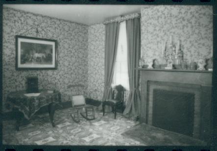 NA 153 Lincoln Home, Sitting Room