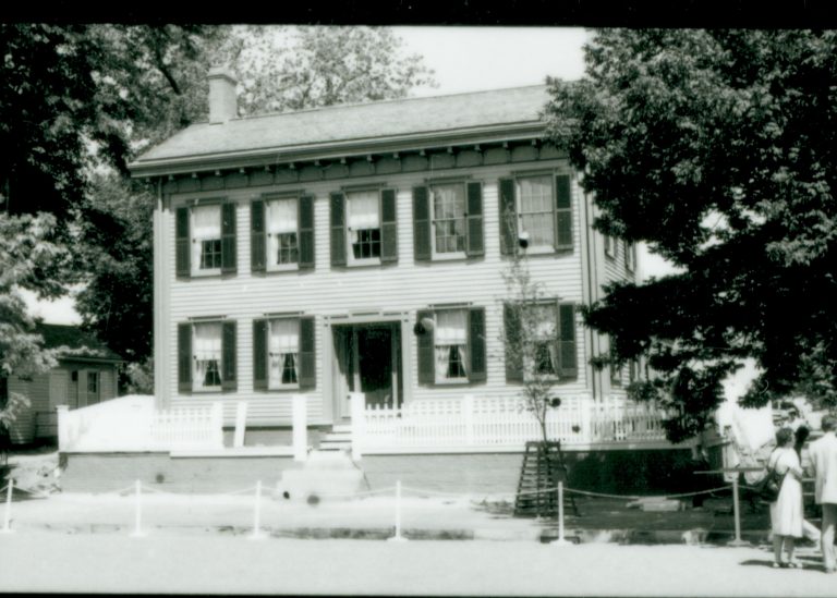 NA Lincoln, Home, restoration, front, fence