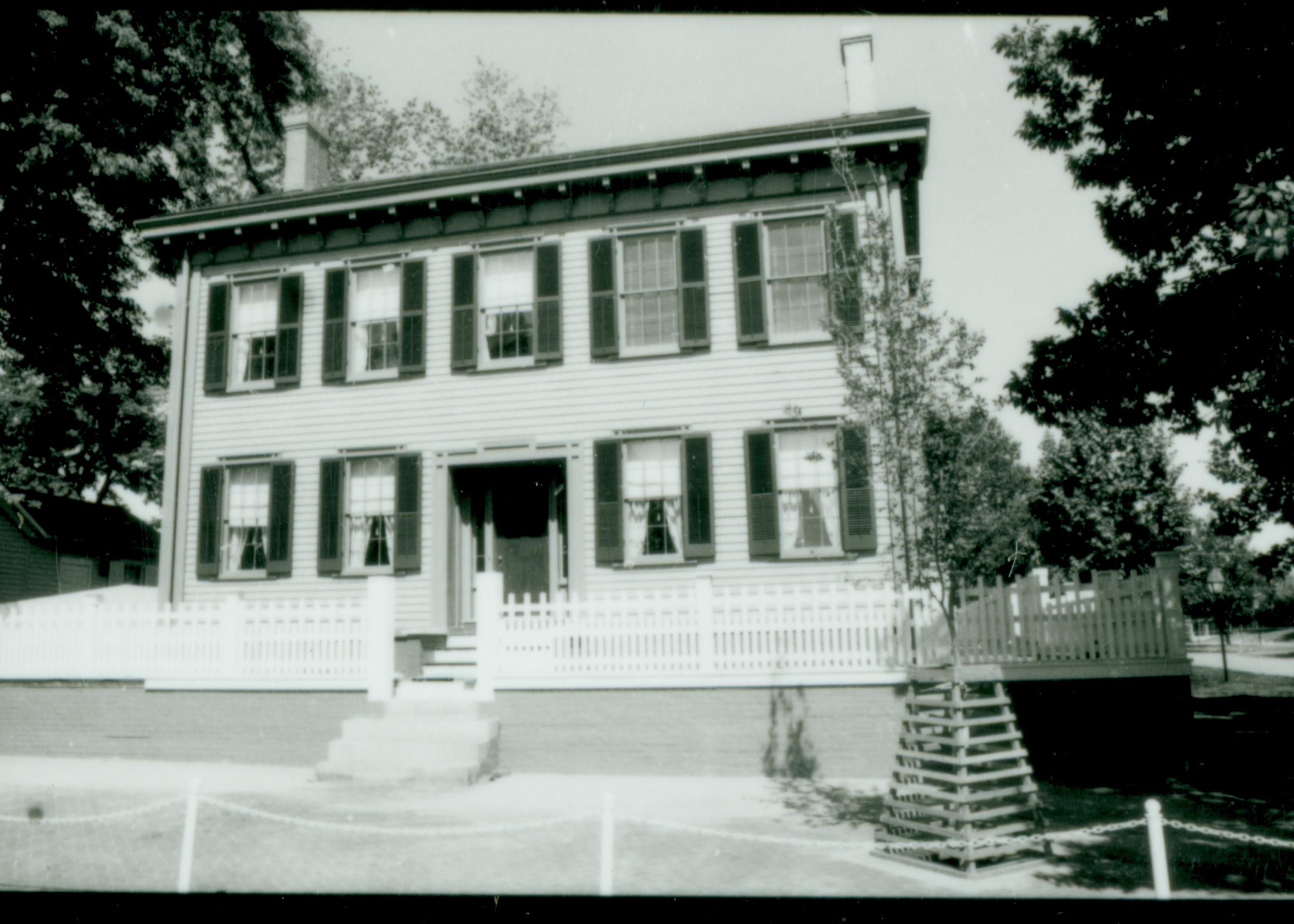 NA Lincoln, Home, restoration, front, fence