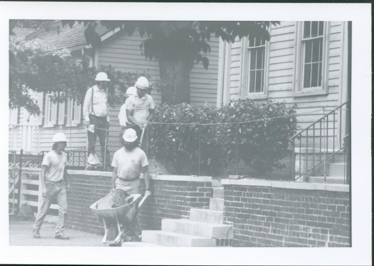 NA Lincoln, Home, restoration, fence