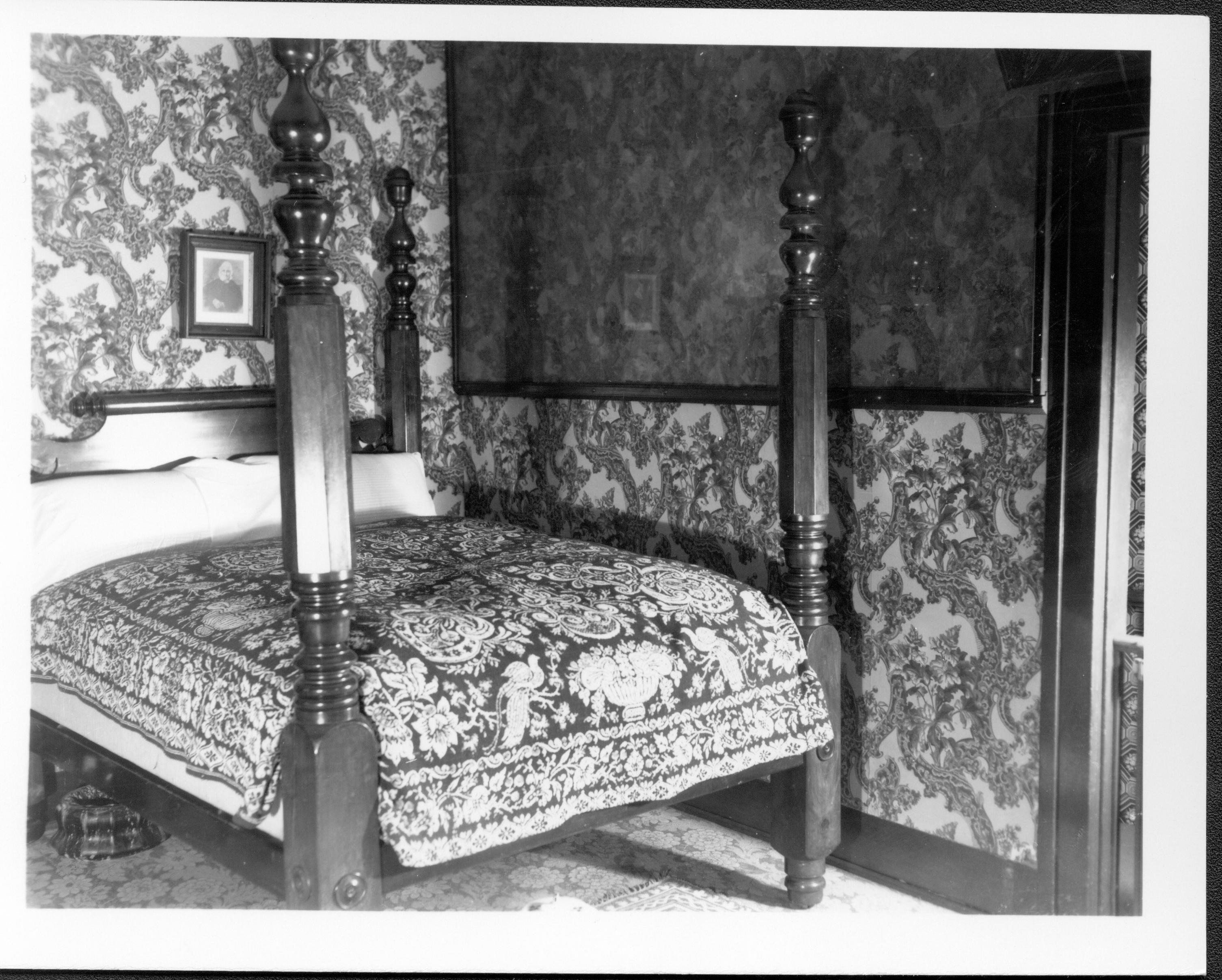 Spindle Desk - Lincoln's Home class 1, picture 22 Lincoln Home, Bedroom, bed