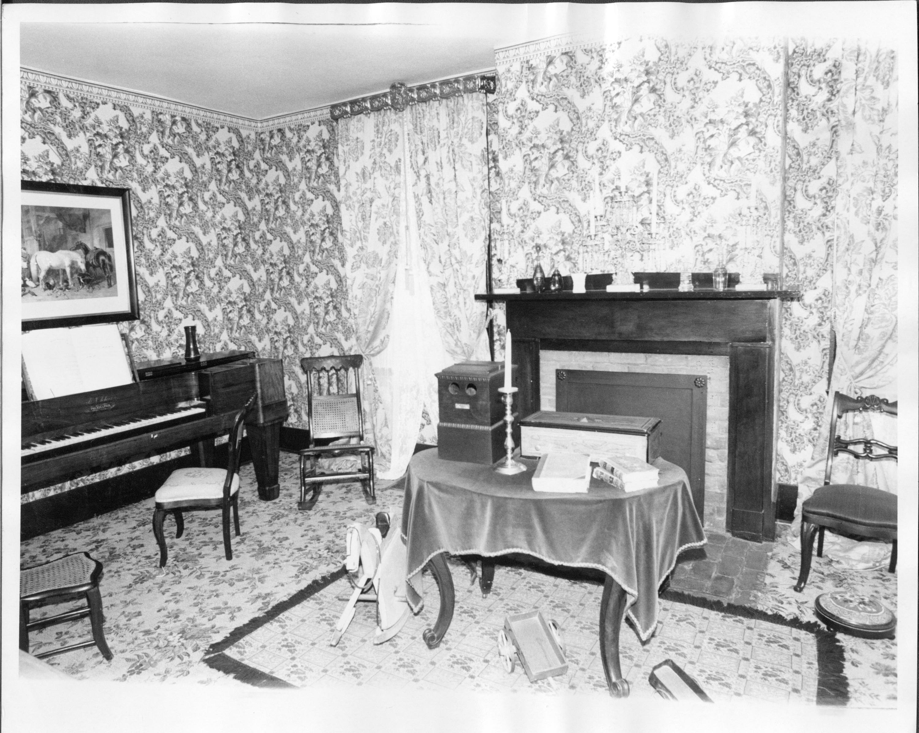 NA pic#8, class#7 Lincoln Home, Sitting Room, furnishings