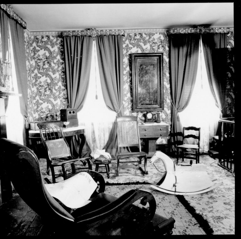 NA Lincoln Home, Sitting Room