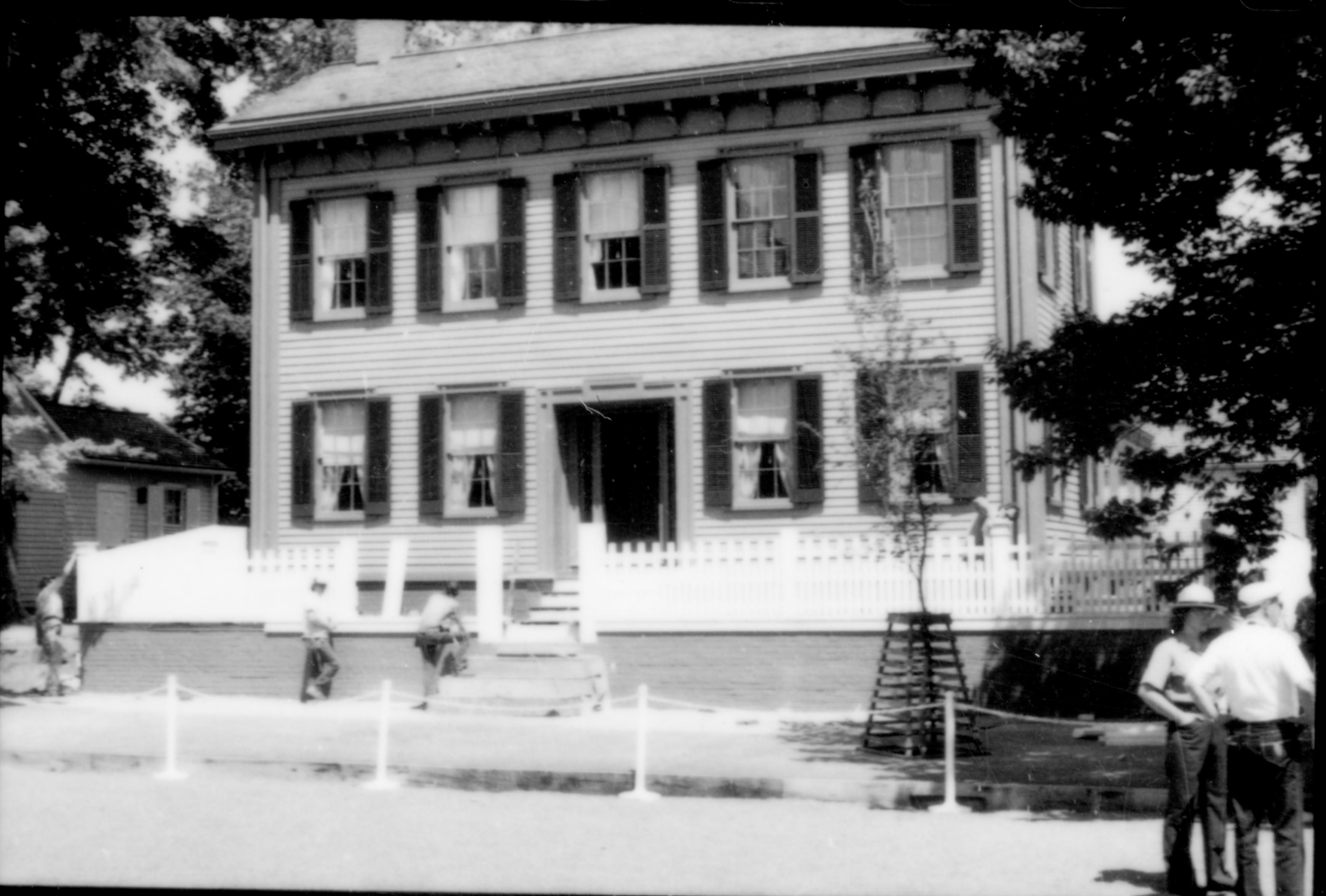 NA Lincoln, Home, Restoration, Fence, Workers