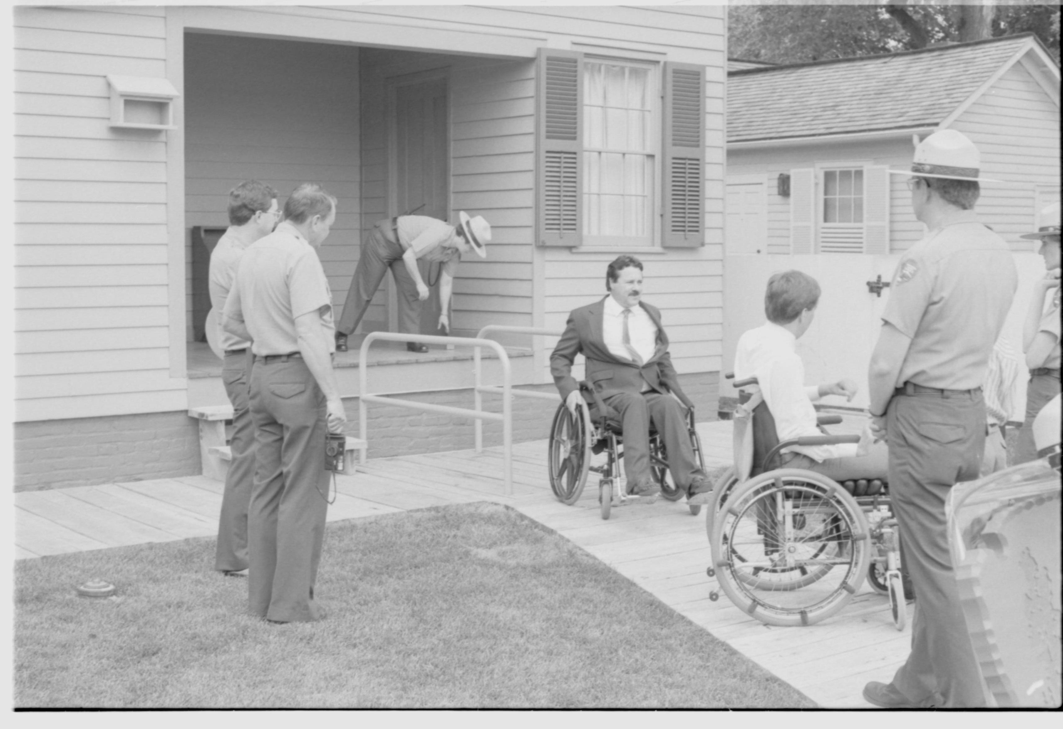 NA Lincoln, Home, Handicap Lift, Wheelchair